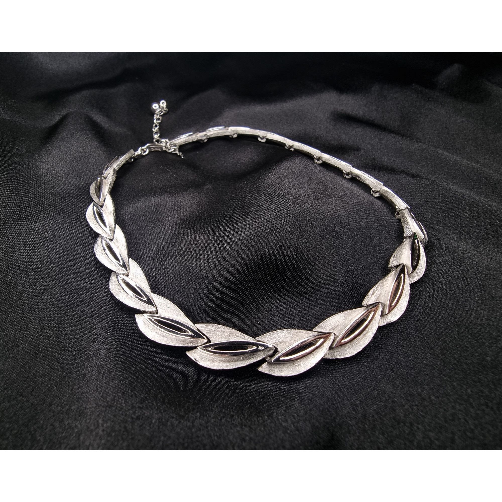 Vintage Vintage TRIFARI 1960s Silver Leaf Motif Necklace Size ONE SIZE - 1 Thumbnail