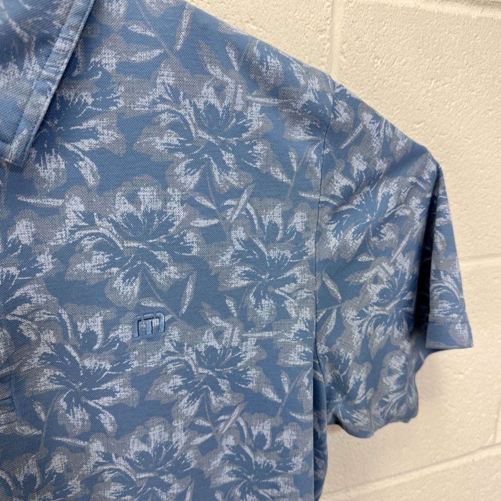 TravisMathew Travis Mathew Polo Mens Large Blue Floral Performance Golf Shirt Lightweight Size US L / EU 52-54 / 3 - 5 Thumbnail