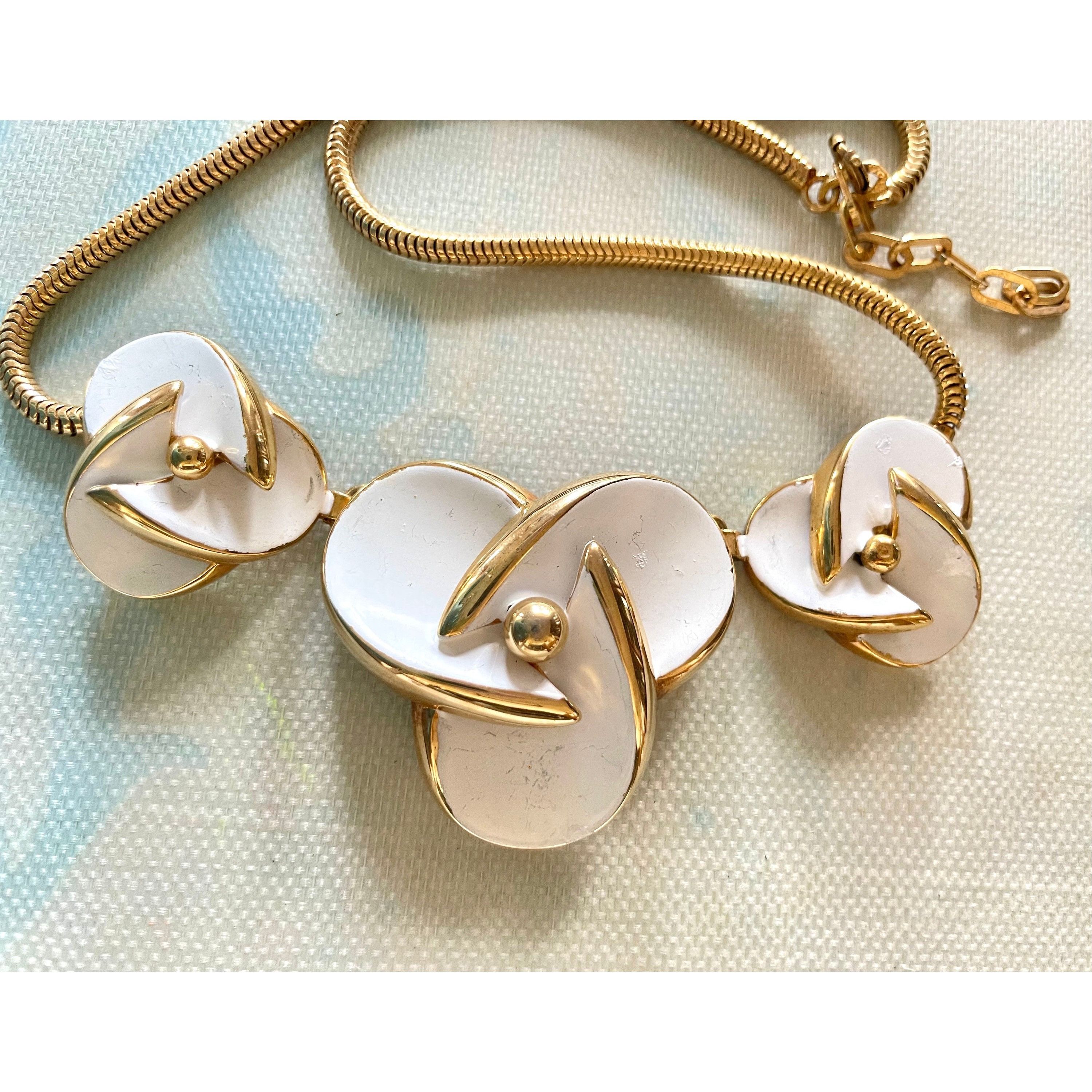Dior Vintage Christian Dior white flower charm necklace. Size ONE SIZE - 8 Thumbnail