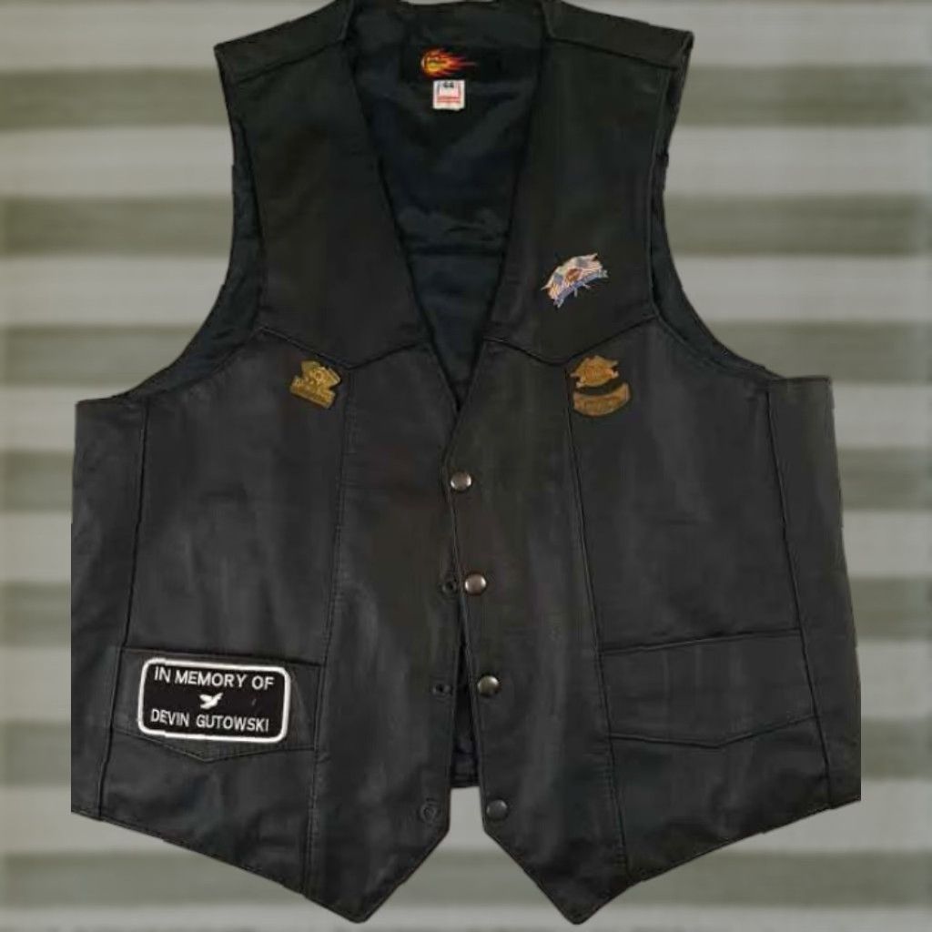 Vintage VINTAGE PNC Leathers Vest Full Metal Button USA Memorable Fallen Heroes Memorial Black 44 Unisex Adults Leather Biker 26in long 22in pit to pit Size US S / EU 44-46 / 1 - 1 Thumbnail
