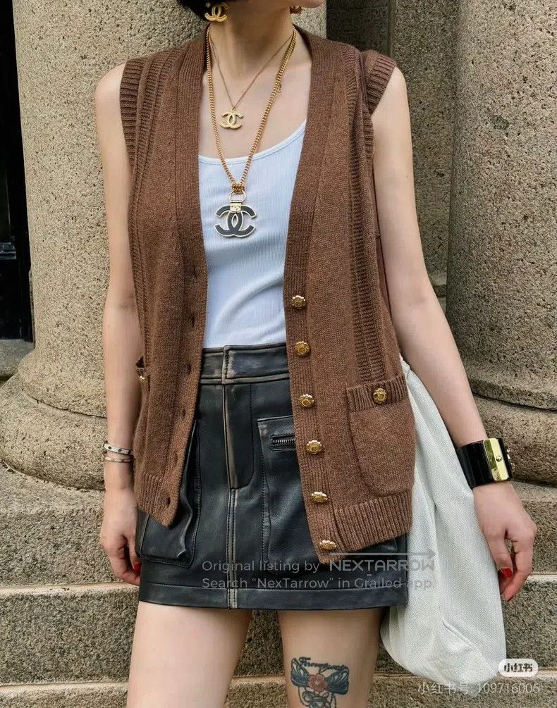Chanel Chanel 24A brown V-neck floral diamond buckle knitted vest Size XS / US 0-2 / IT 36-38 - 9 Thumbnail