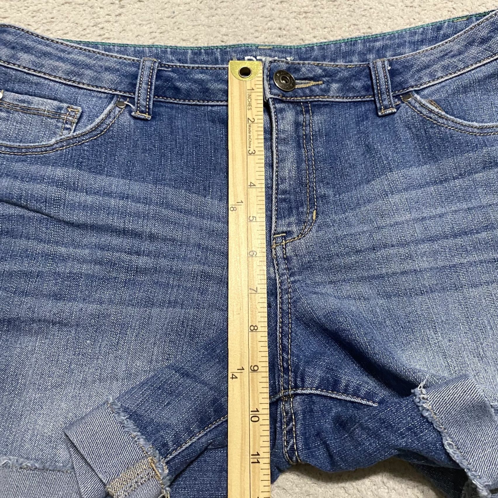 Apt. 9 Apt. 9 Shorts Womens 10 Blue Denim Medium Wash Modern Distress Cut Off Inseam 4" Size 32" / US 10 / IT 46 - 5 Thumbnail