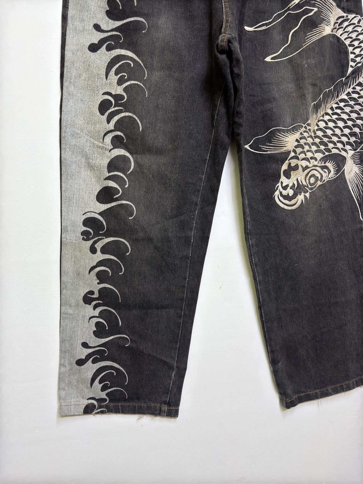 Karakuri Tamashii Baggy SCRIPT Sukajan Fish Embroidered Distressed Denim Size US 32 / EU 48 - 7 Thumbnail