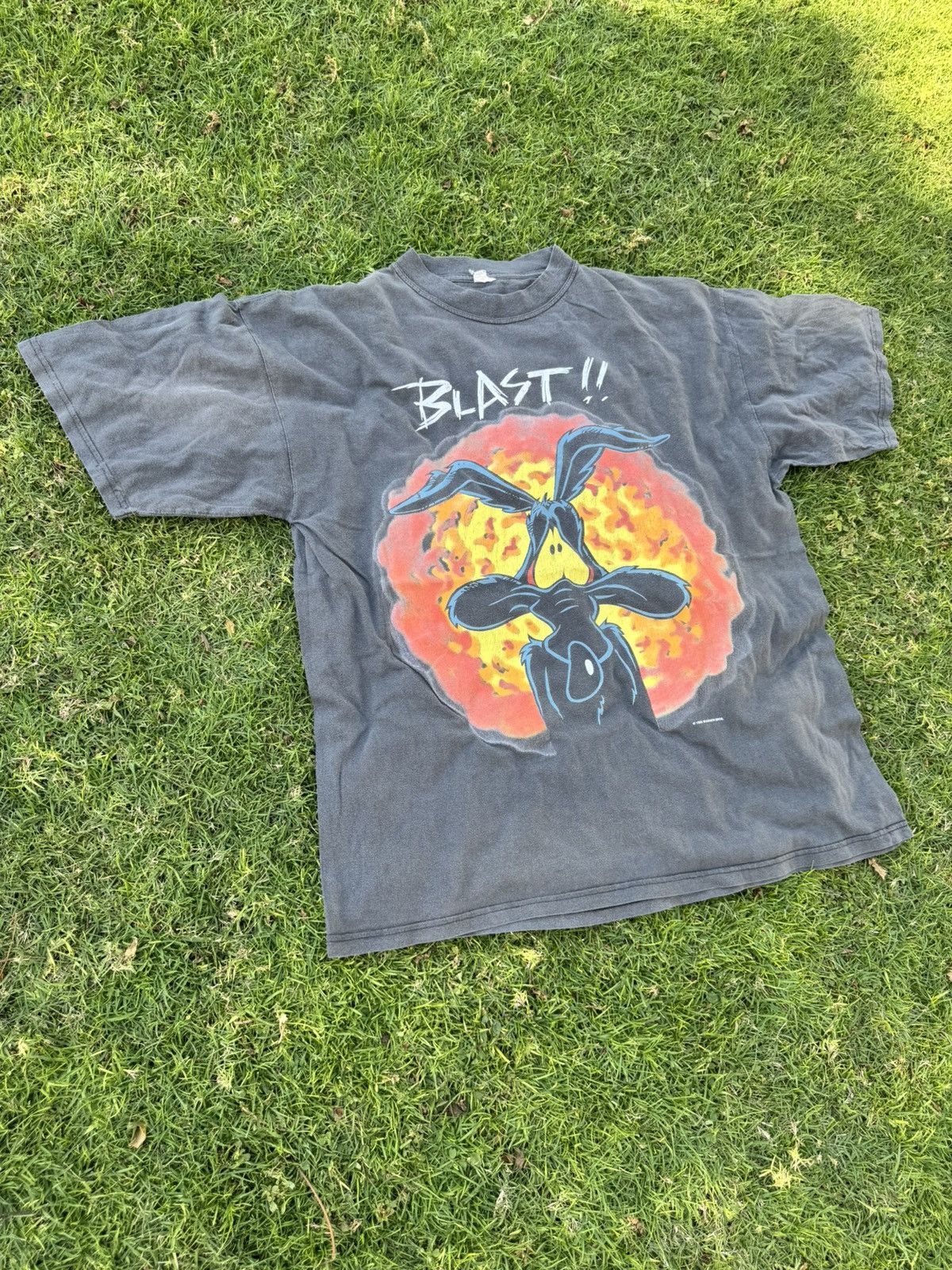 Vintage Vintage Warner Bros Looney Tunes Coyote Blast 1995 T-shirt Size US XL / EU 56 / 4 - 3 Thumbnail