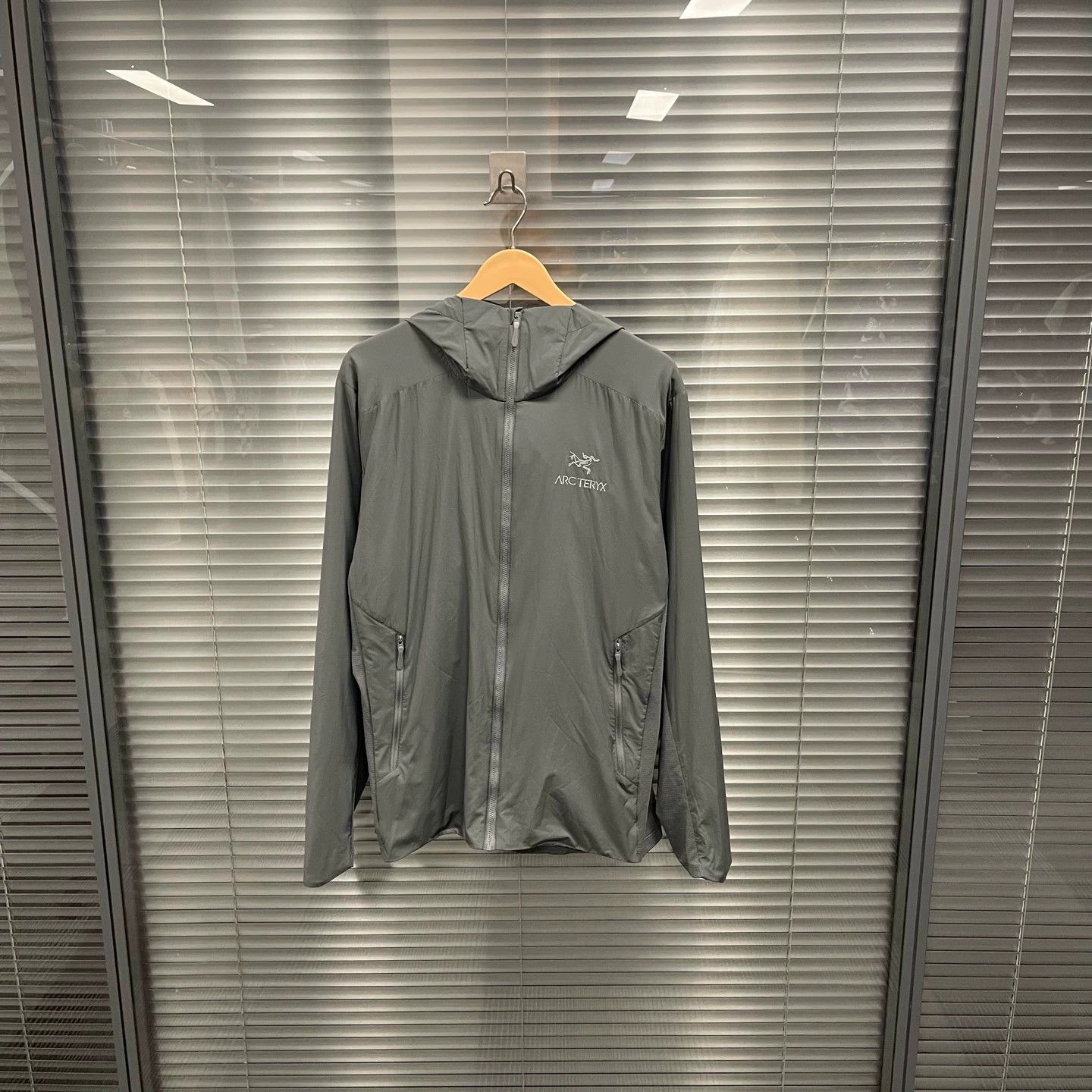 Arc'teryx Arcteryx Gray Embroidered Logo Hooded Jacket M Size US M / EU 48-50 / 2 - 1 Thumbnail