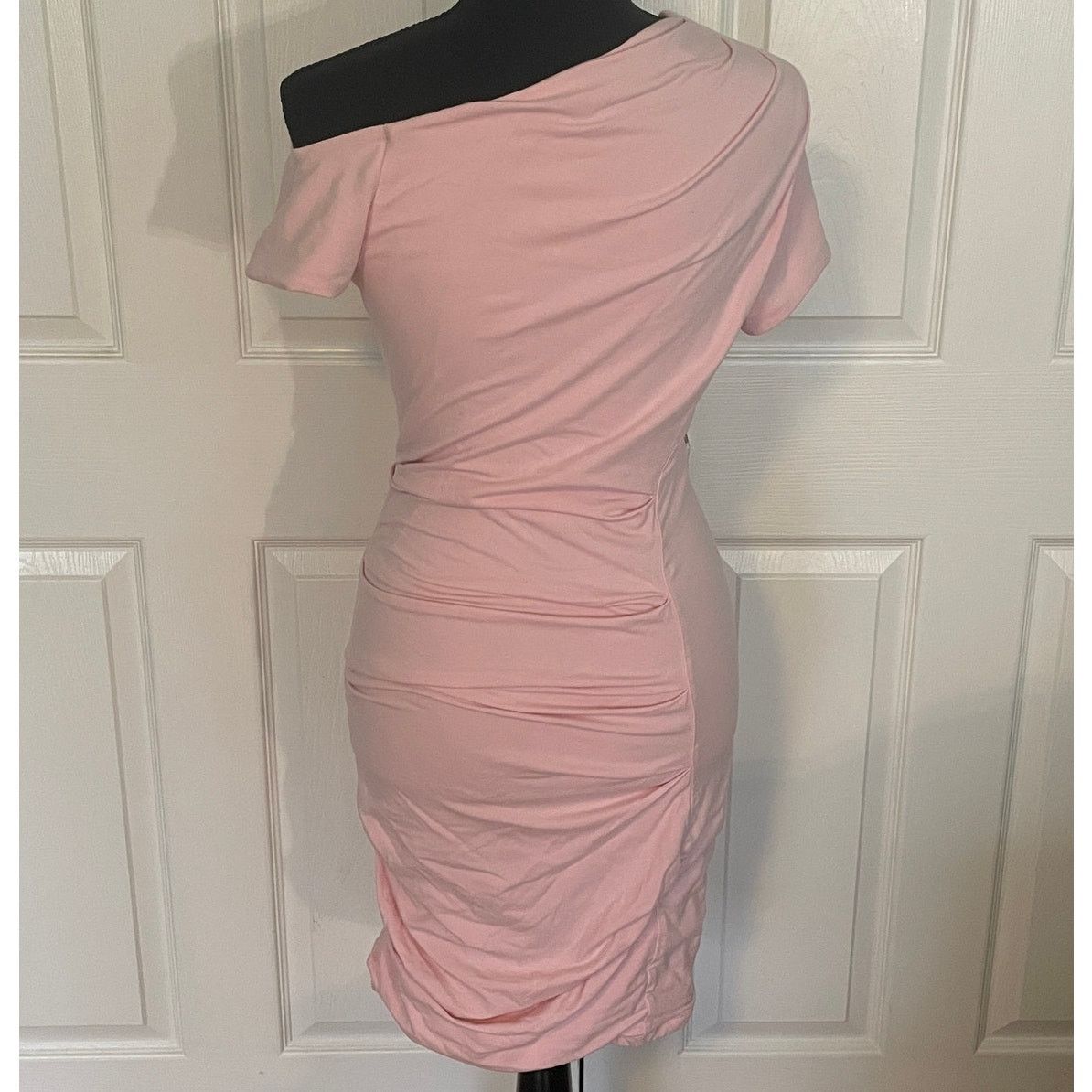 Bebe Y2K BeBe Light Pink Ruched Body-Con Off the Shoulder Dress Size S / US 4 / IT 40 - 2 Thumbnail
