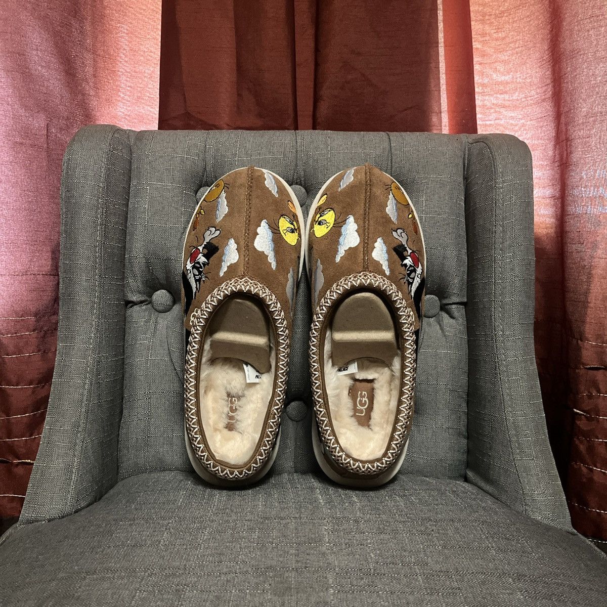 Palace × Ugg Ugg x Palace Tasman Slipper Chestnut “Looney Tunes” Size US 8 / EU 41 - 6 Thumbnail