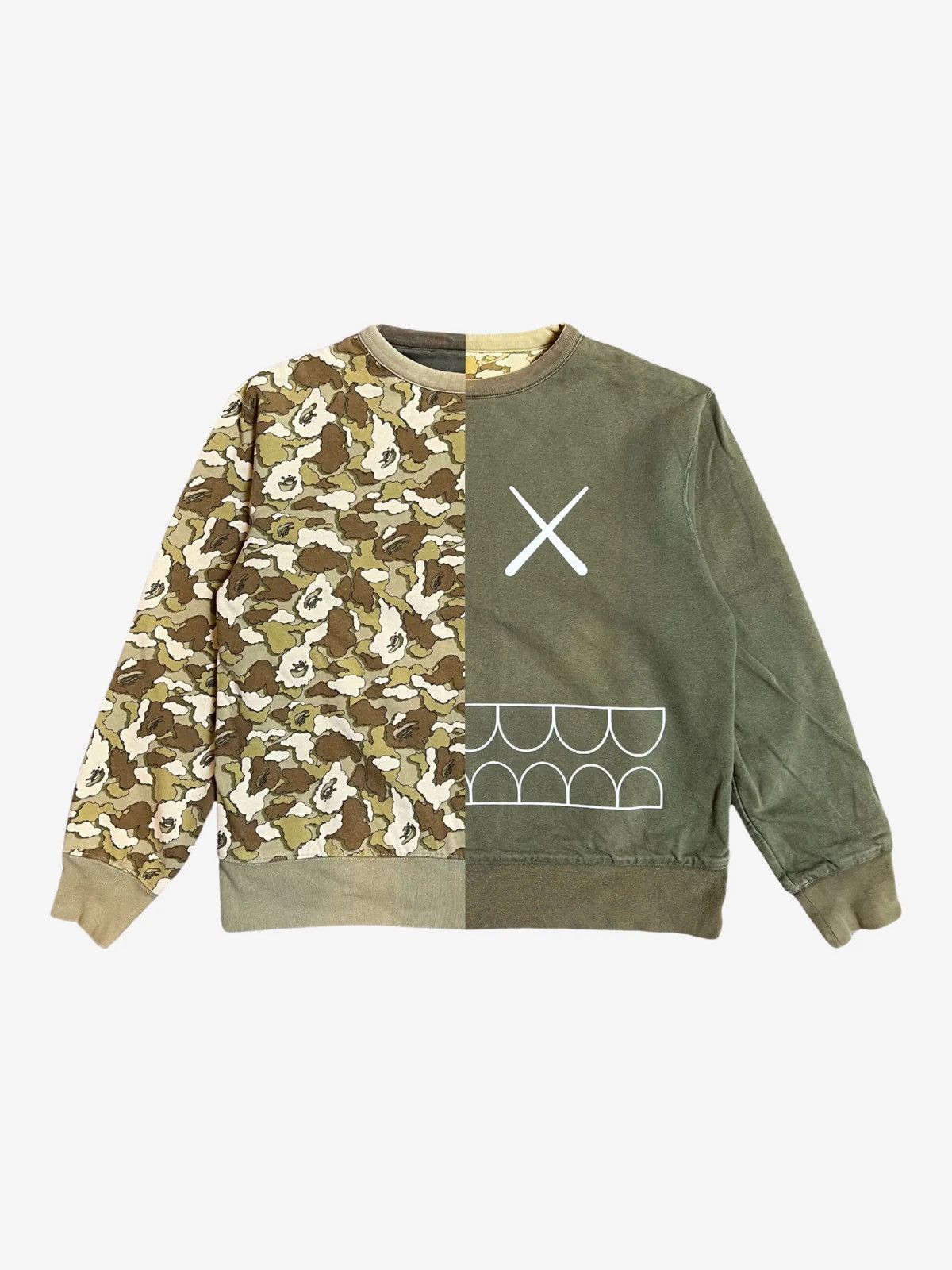 Bape Bape x Kaws Olive Cloud Camo Chomper Reversible Crewneck Size US M / EU 48-50 / 2 - 1 Thumbnail