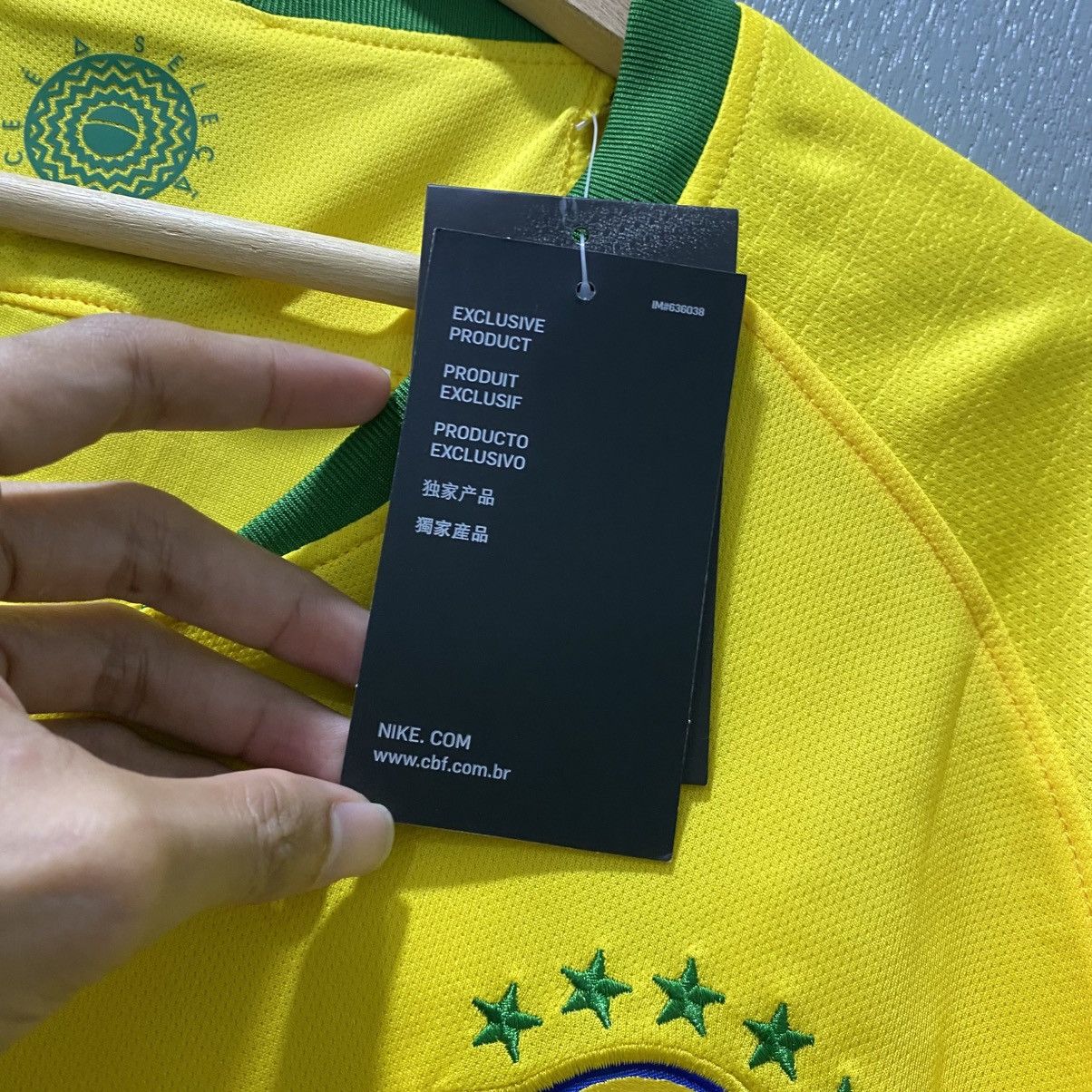 Nike 2018 Brazil Neymar Home Kit NWT Size US L / EU 52-54 / 3 - 13 Thumbnail