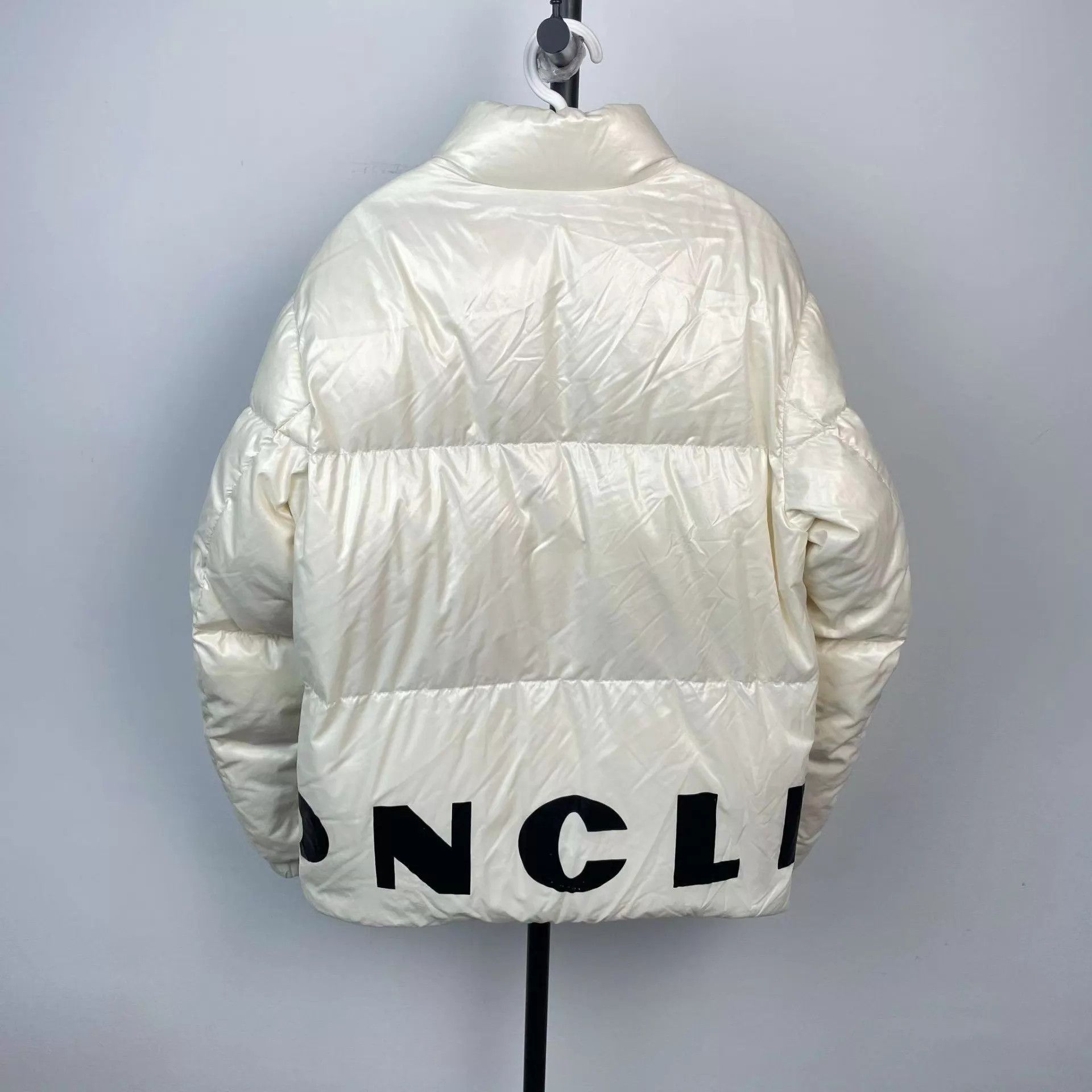 Moncler Moncler short down jacket white size 3 Size US L / EU 52-54 / 3 - 2 Thumbnail