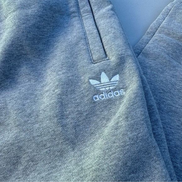 Adidas NWT ADIDAS LIGHT GRAY SLIM FIT CARGO STRAIGHT LEG SWEATPANTS Size US 30 / EU 46 - 5 Thumbnail