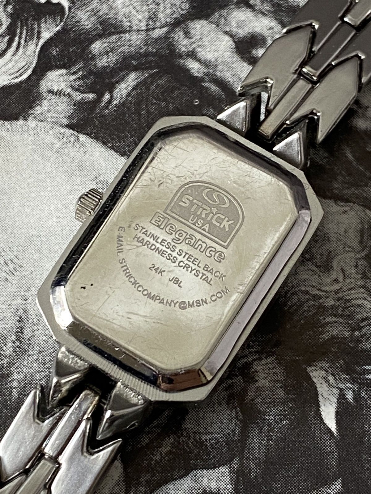 Jewelry Futuristic Watch: Elegant & Unique Design Size ONE SIZE - 7 Thumbnail