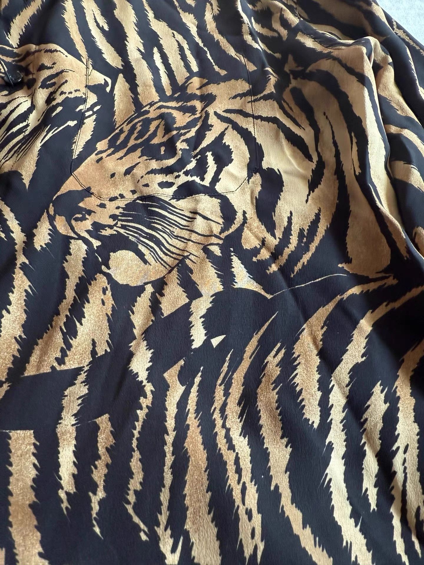 Saint Laurent Paris Saint Laurent tiger pattern silk shirt K33 Size US M / EU 48-50 / 2 - 4 Thumbnail