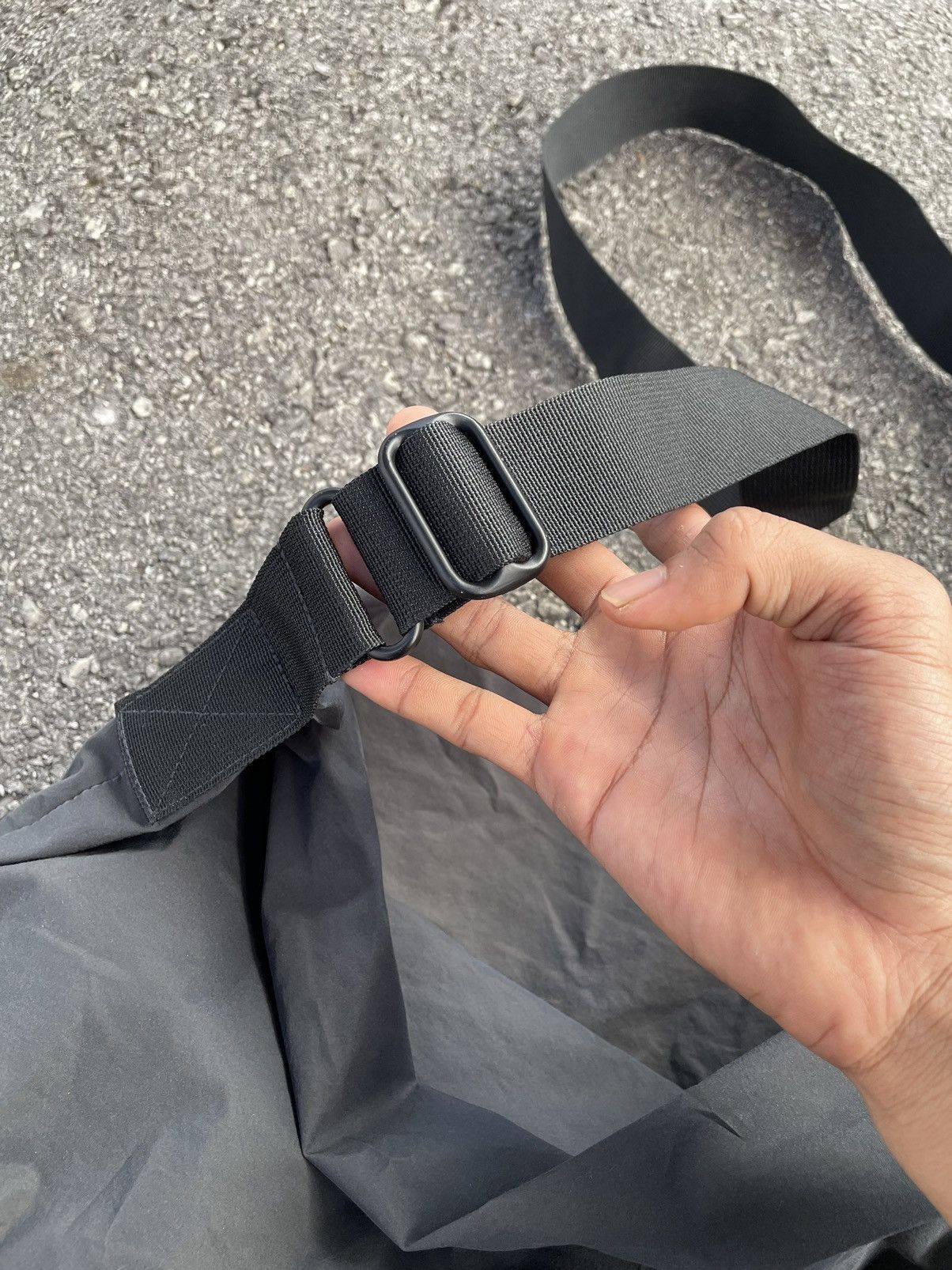 Japanese Brand × Jun Takahashi Undercover x uniqlo Sling Bag Size ONE SIZE - 2 Thumbnail
