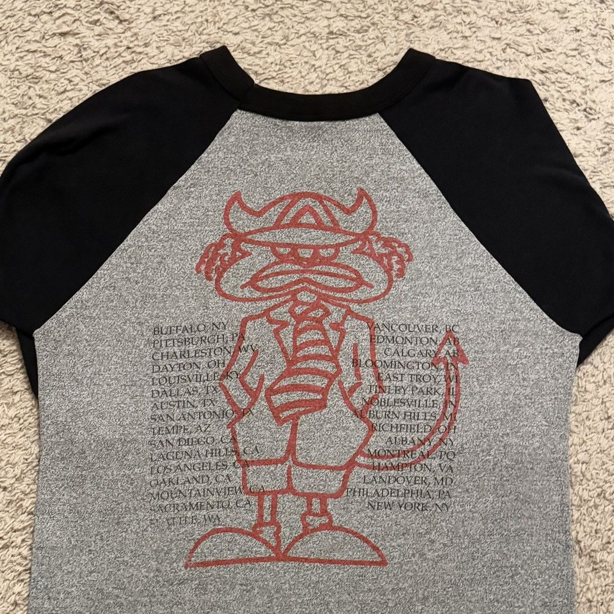 Vintage Vintage 1990 AC/DC The Razors Edge Raglan Band Tour Tee Size US L / EU 52-54 / 3 - 7 Thumbnail