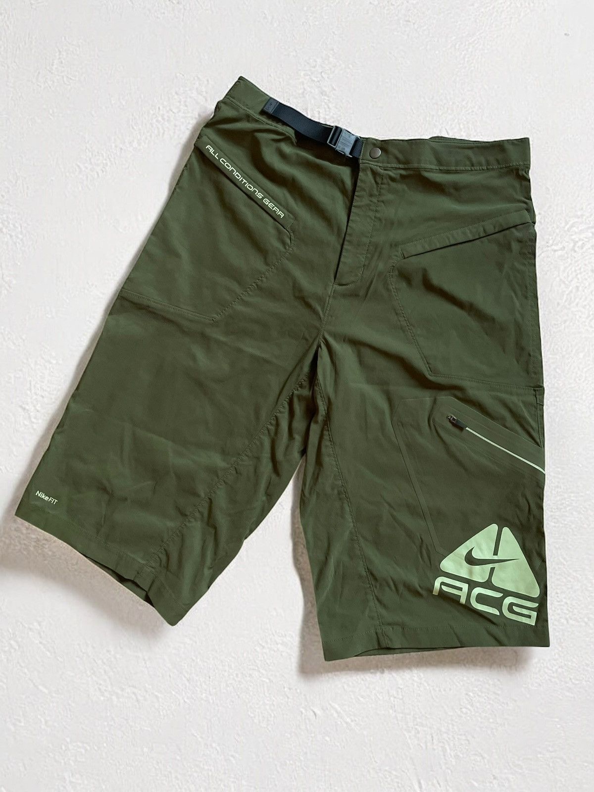 Nike ACG × Vintage OFFER!🫵🏻 NIKE ACG BIG LOGO CARGO POCKE SHORTS BERMUDA VINTAGE Size US 34 / EU 50 - 1 Thumbnail