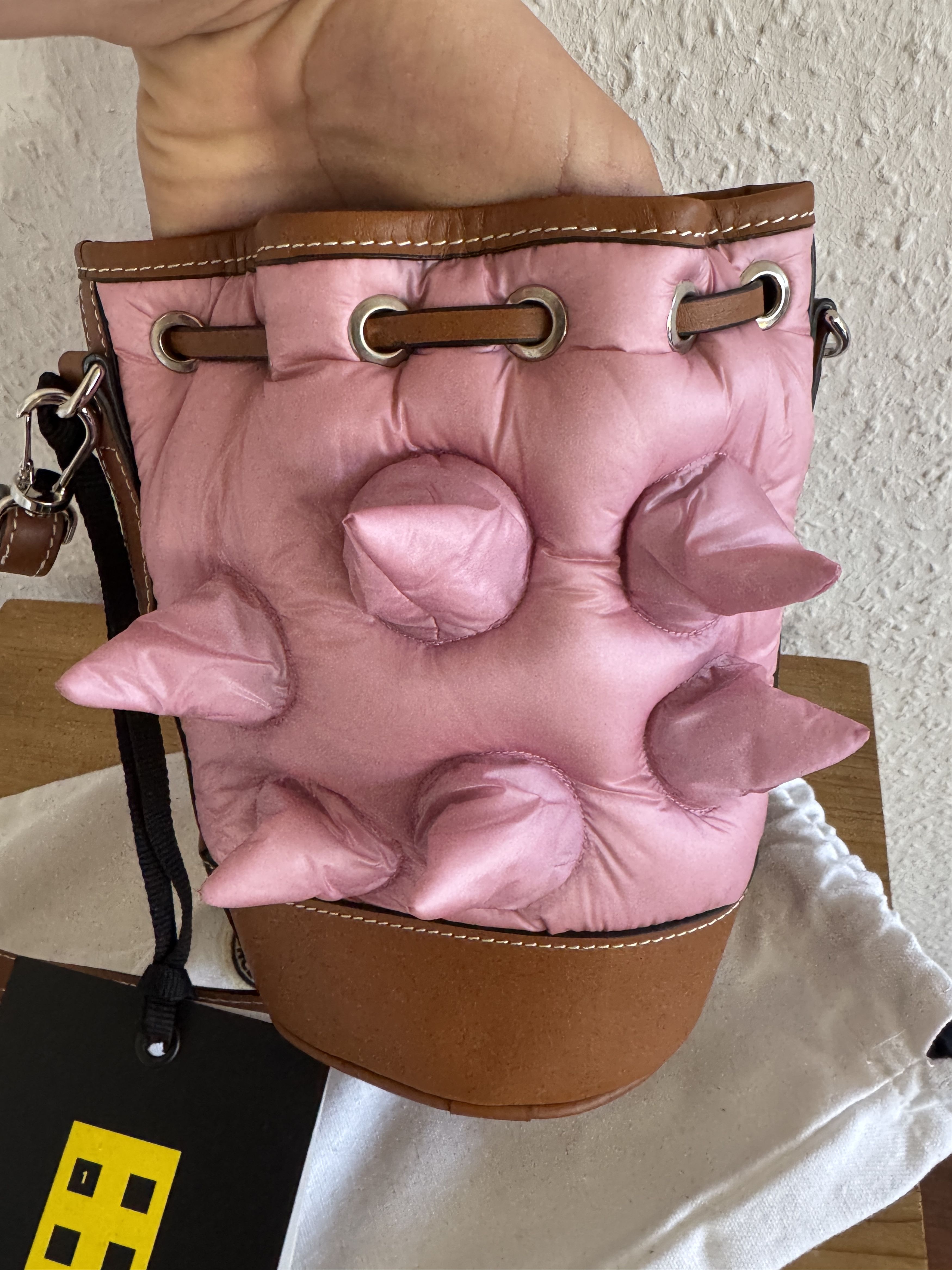 JW Anderson × Moncler Spike Critter Padded Bucket Bag Pink Size ONE SIZE - 3 Thumbnail