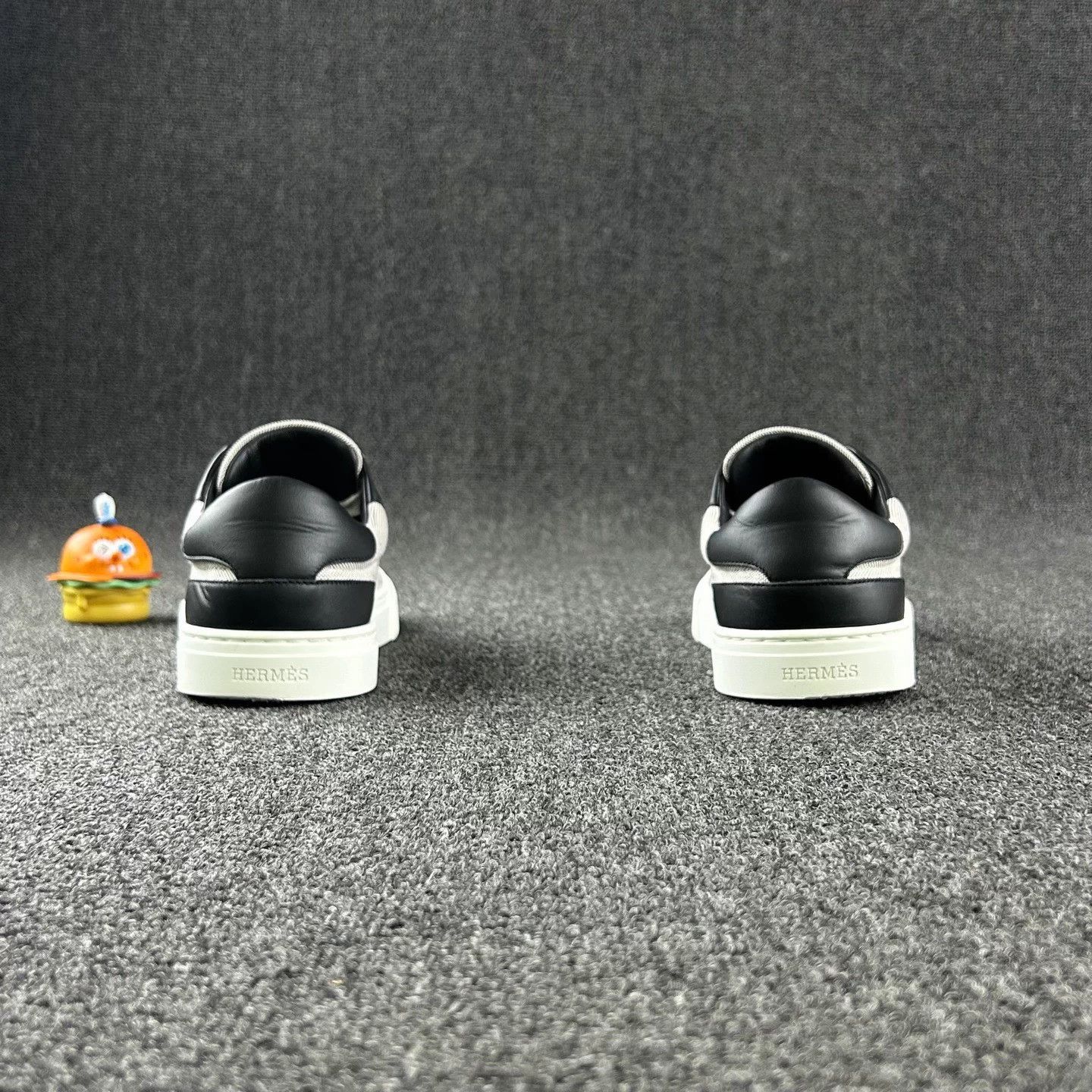 Hermes Hermes Silver Buckle Sneakers EUR 35 Pre-Owned Size US 4 / IT 34 - 5 Thumbnail