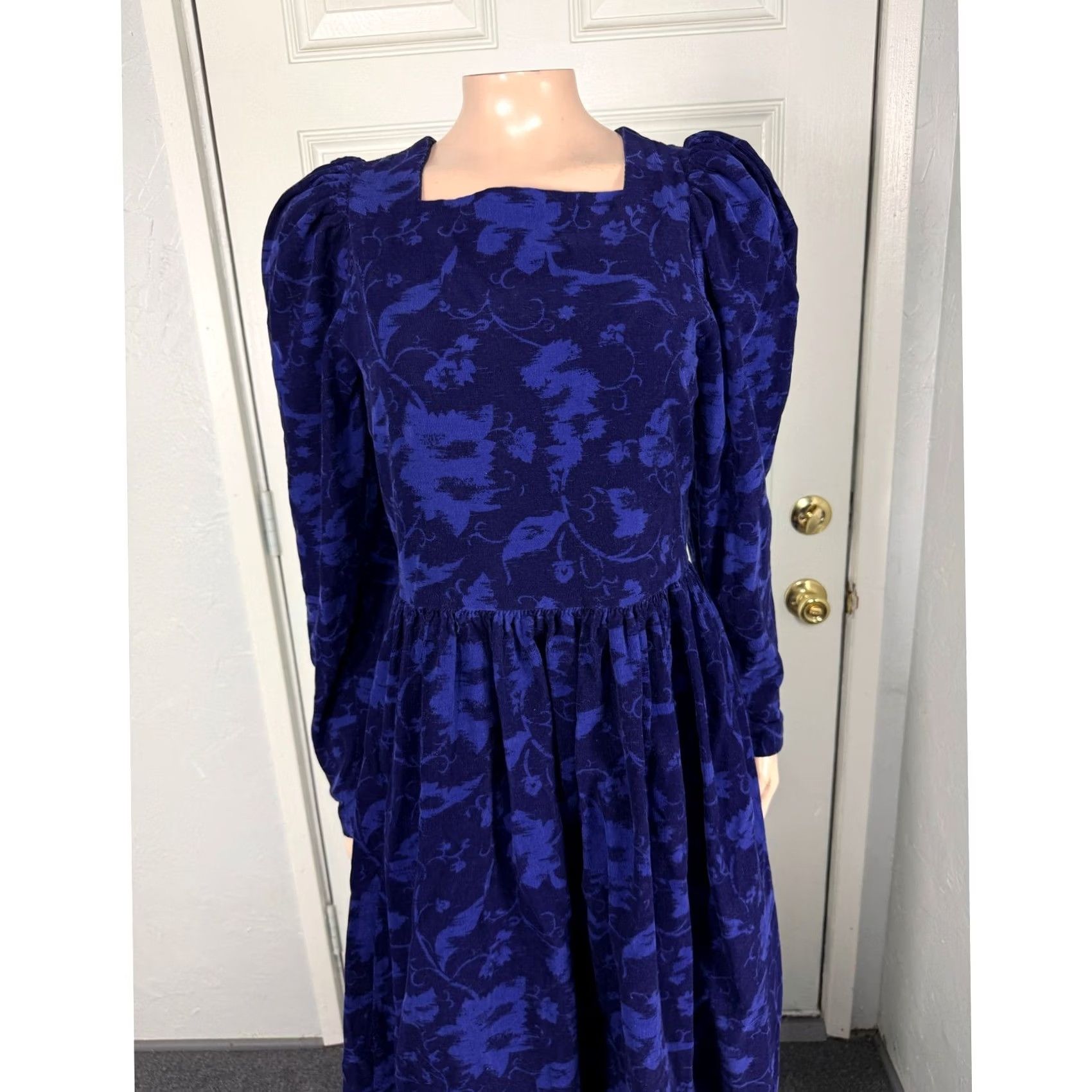 Laura Ashley VINTAGE Laura Ashley Dress Womens Corduroy Cotton Floral Pockets Long sleeve XS Blue 1980s Casual Girls/ Womens Size XS / US 0-2 / IT 36-38 - 2 Thumbnail