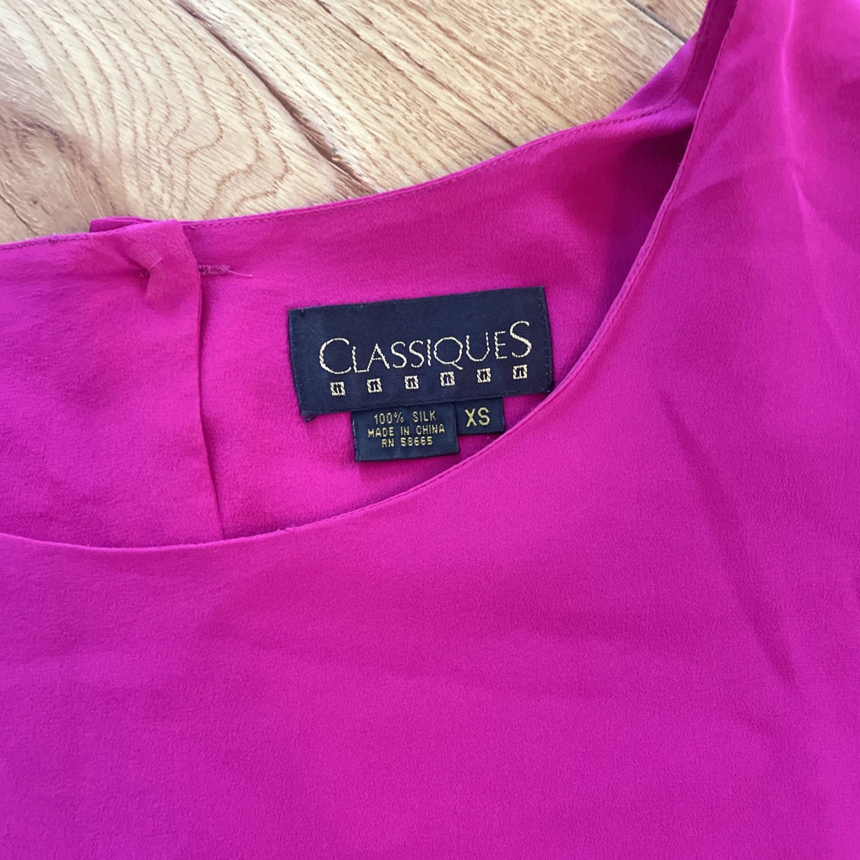Vintage VINTAGE CLASSIQUES 100% Silk Fuchsia Pink Button Up Back Blouse XS Shoulder Pads Shirt Womens XS Short Sleeve Round Neck Lightweight Dry Clean Only Size XS / US 0-2 / IT 36-38 - 2 Thumbnail
