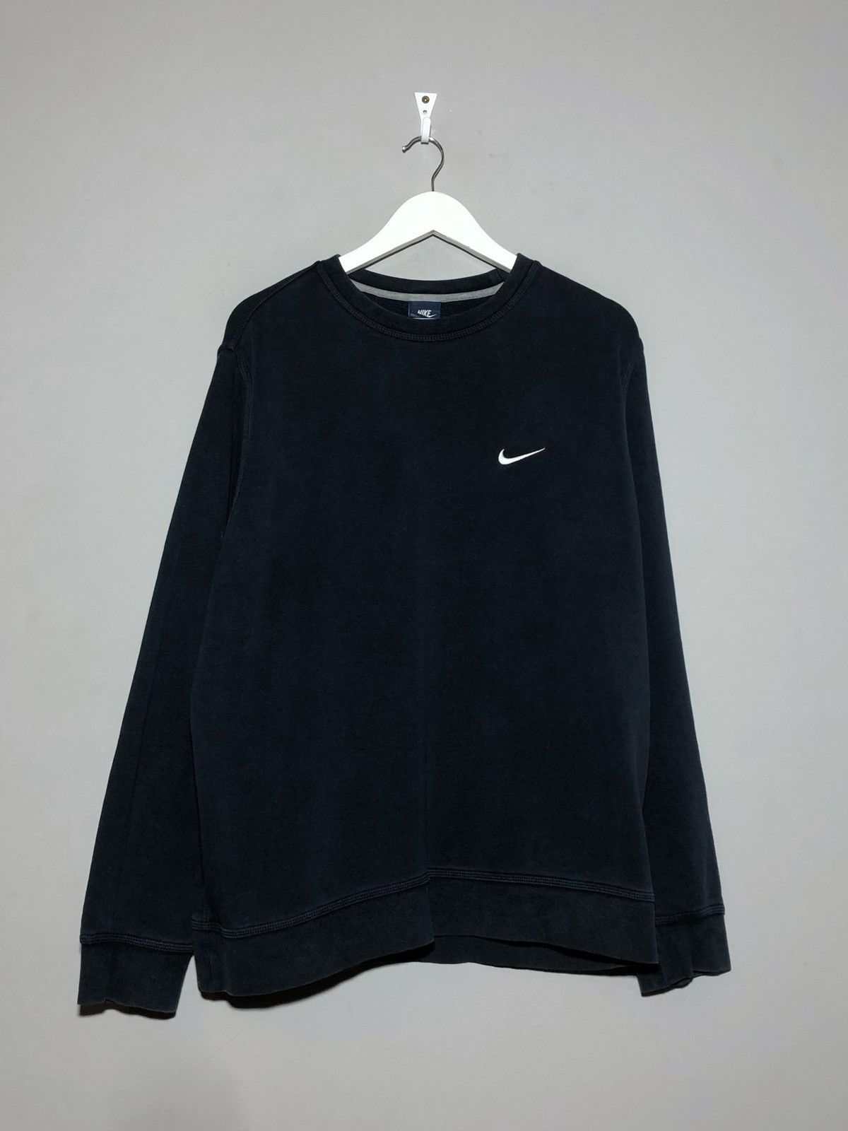 Nike 🔥 00s NIKE CREWNECK SWEATSHIRT BLACK ESSENTIALS FASHION Size US XL / EU 56 / 4 - 1 Thumbnail