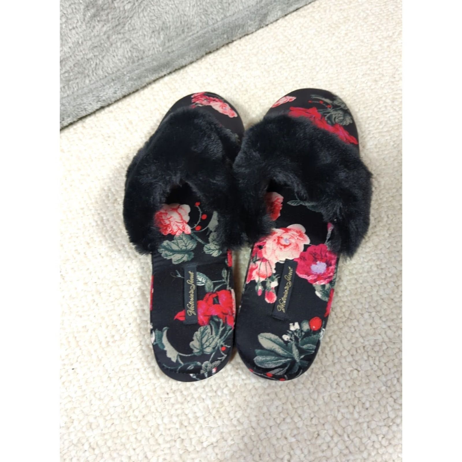 Victoria's Secret Victoria's Secret Satin Roses Slippers Women Medium 7/8 Red Black Faux Fur Slip-On Cushioned Comfort Size ONE SIZE - 6 Thumbnail