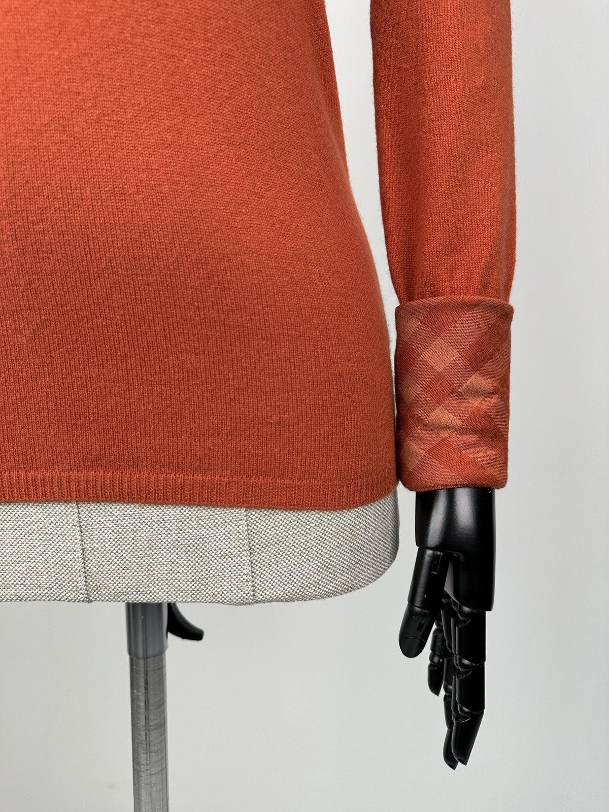 Burberry BURBERRY BRIT 100% Cashmere V-Neck Pulover Sweater Women’s Size XS / US 0-2 / IT 36-38 - 11 Thumbnail