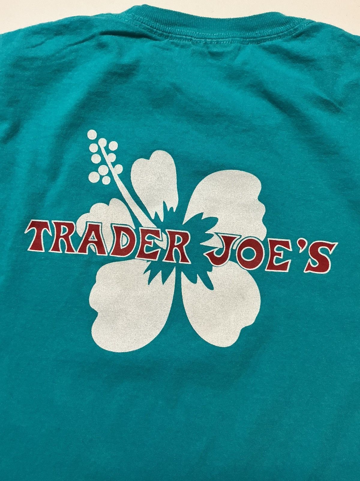 Port & Company Trader Joes Grocery Store Hibiscus Flower Graphic T-Shirt Size US L / EU 52-54 / 3 - 9 Thumbnail