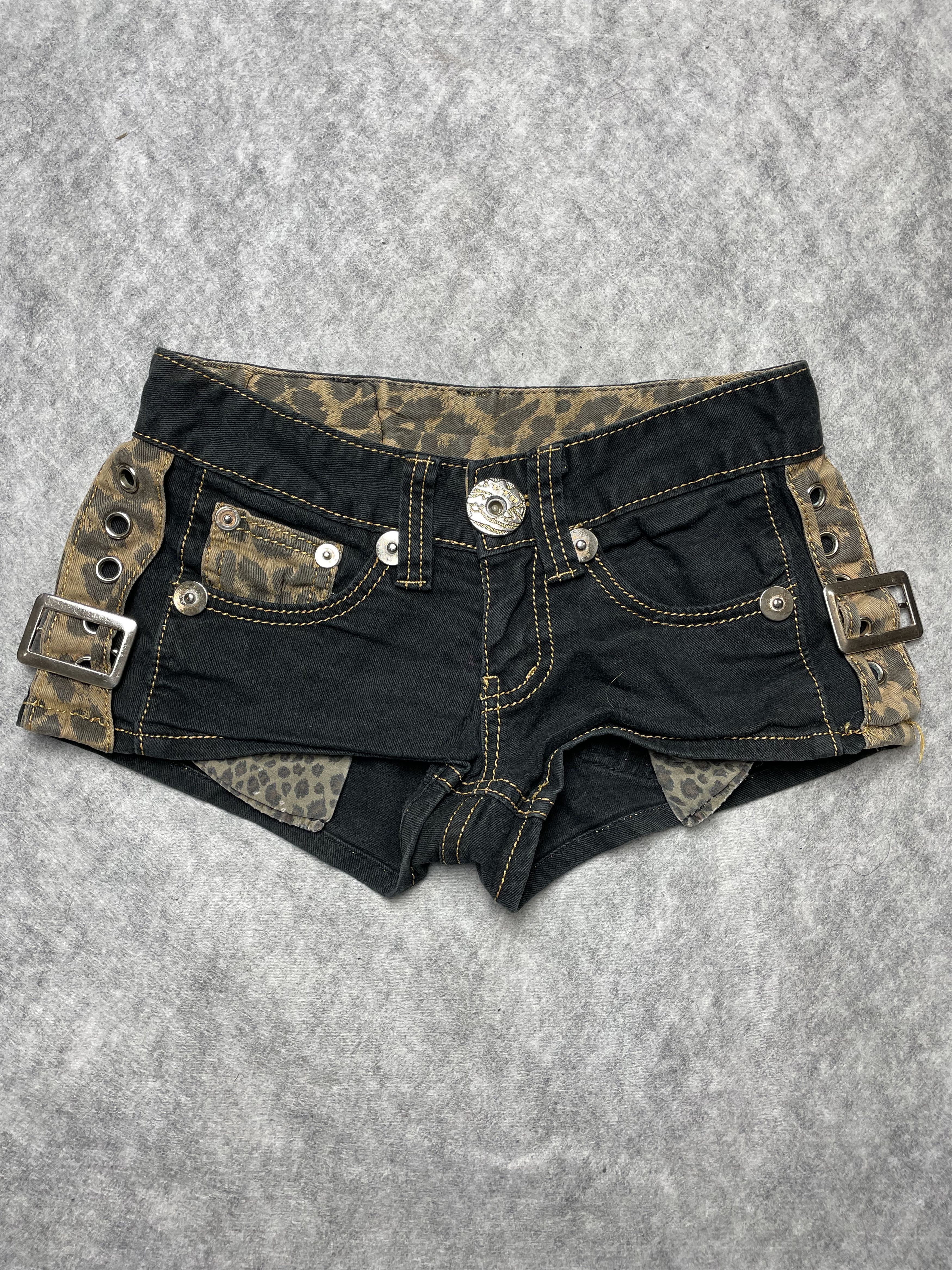 Japanese Brand DIA D.I.A. Jeans Shorts Leopard Print Gal Japan Size 24" / US 00 / IT 34 - 1 Thumbnail