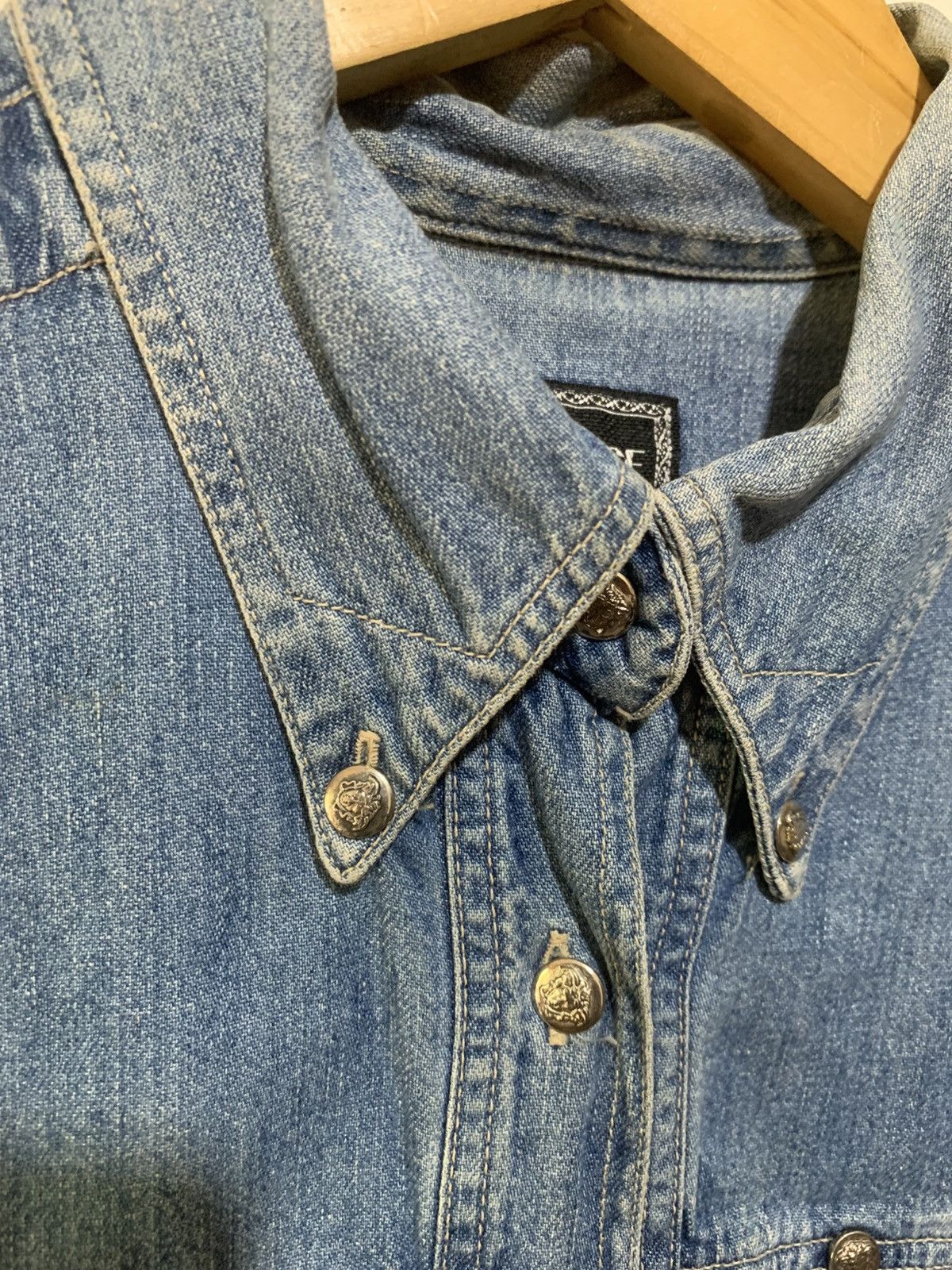 Versace Vintage 90s Istante Versace Denim Shirt w Istante Buttons Size US M / EU 48-50 / 2 - 10 Thumbnail