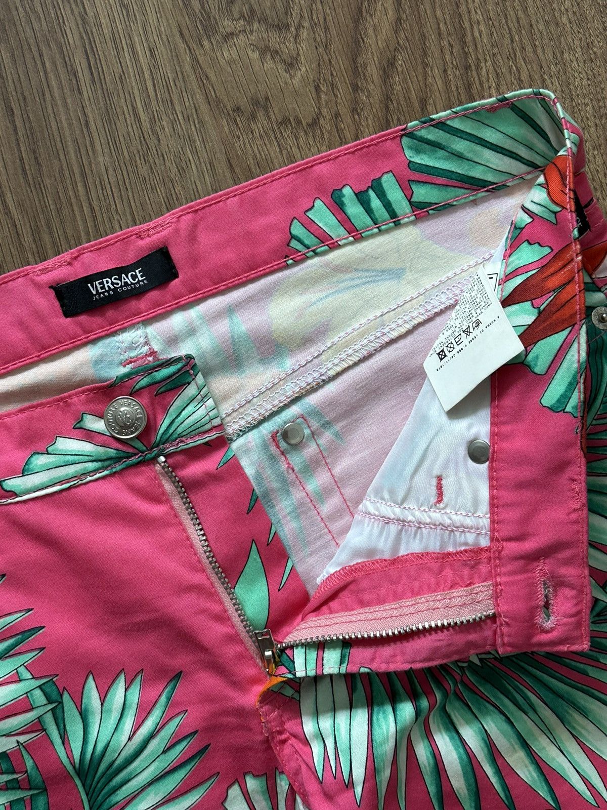 Versace Jeans Couture × Vintage Vintage Versace Jeans Couture Tropical Plants Cropped Pants Size 28" / US 6 / IT 42 - 6 Thumbnail