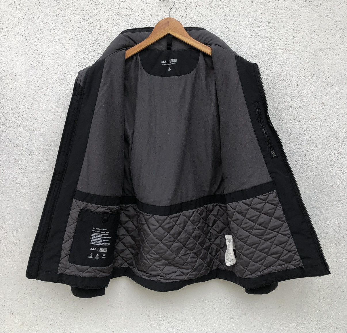 Abercrombie & Fitch Abercrombie & Fitch Black Insulated Waterproof Bomber Jacket Size US M / EU 48-50 / 2 - 17 Thumbnail