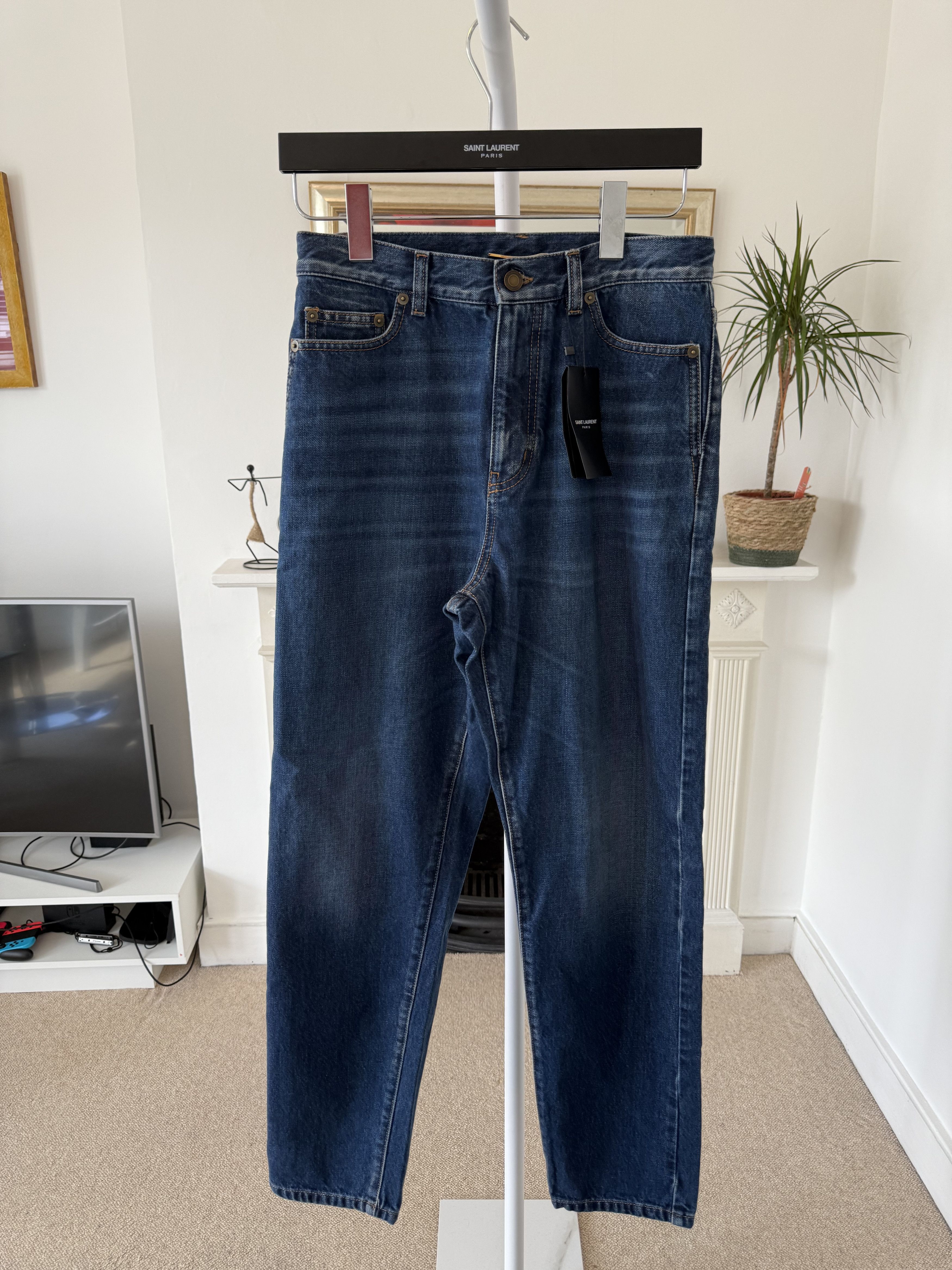 Saint Laurent Paris FW18 Saint Laurent Straight Fit D18 Jeans Size 26" / US 2 / IT 38 - 1 Thumbnail