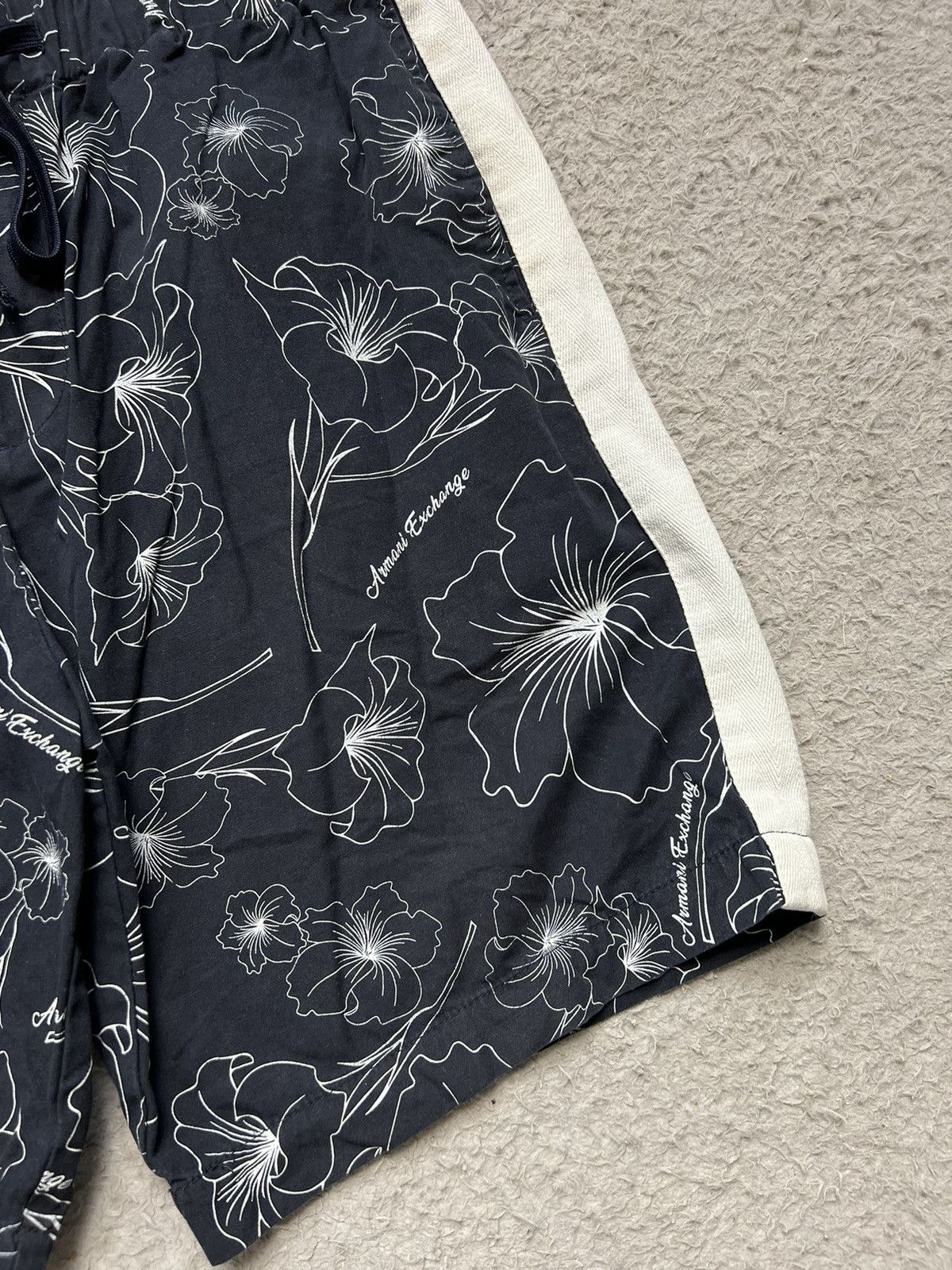 Armani Exchange Shorts Armani Exchange Flowers Size US 34 / EU 50 - 2 Thumbnail
