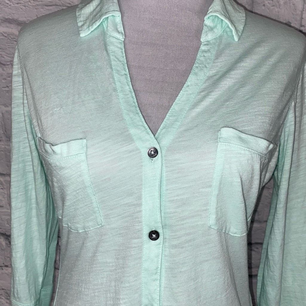 Express Express women M v-cut button down 3/4 sleeve blouse w/collar Size M / US 6-8 / IT 42-44 - 2 Thumbnail