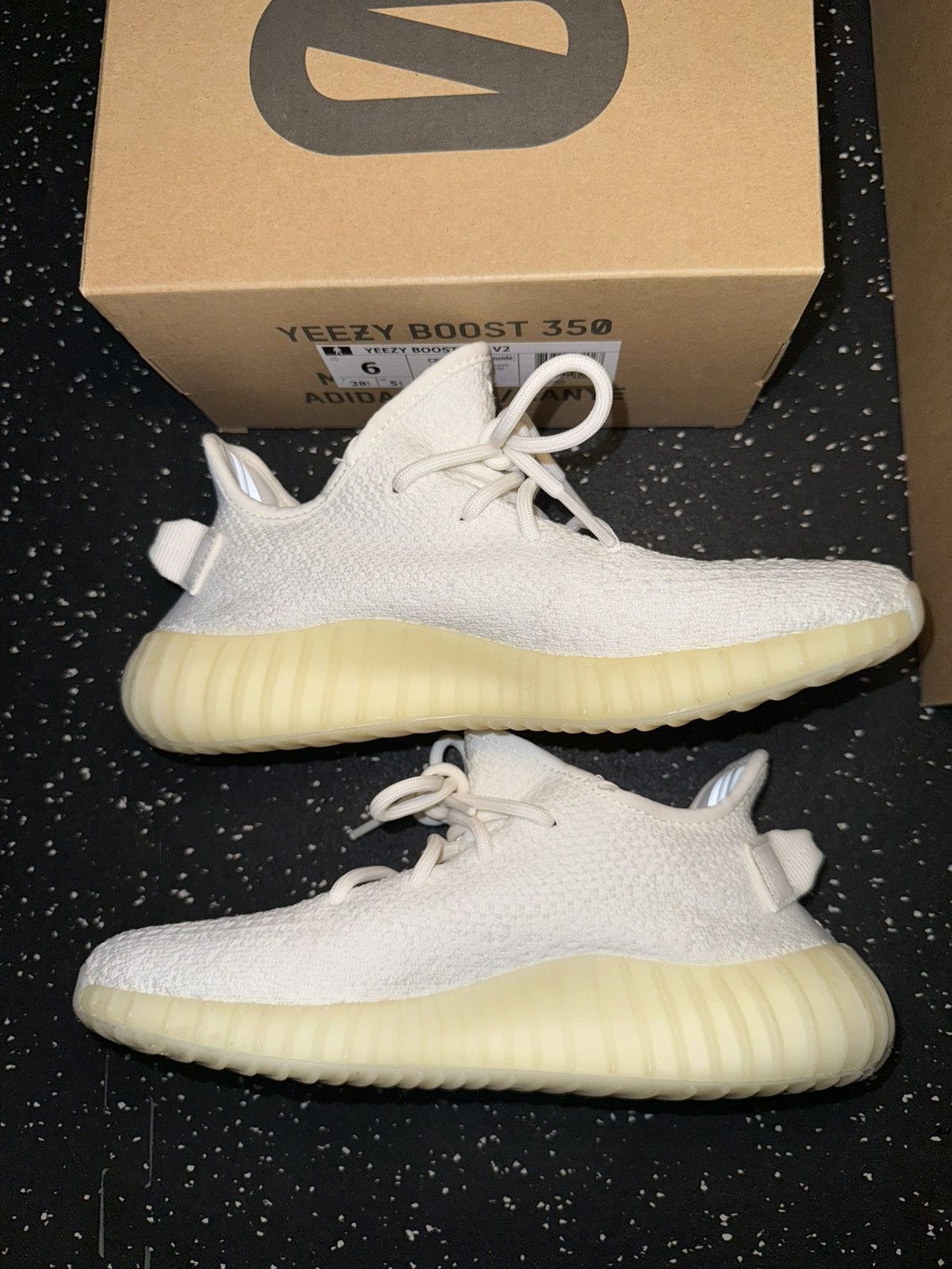 Adidas × Yeezy adidas Yeezy Boost 350 V2 in cream sz 6 Y Size US 6 / EU 39 - 7 Thumbnail