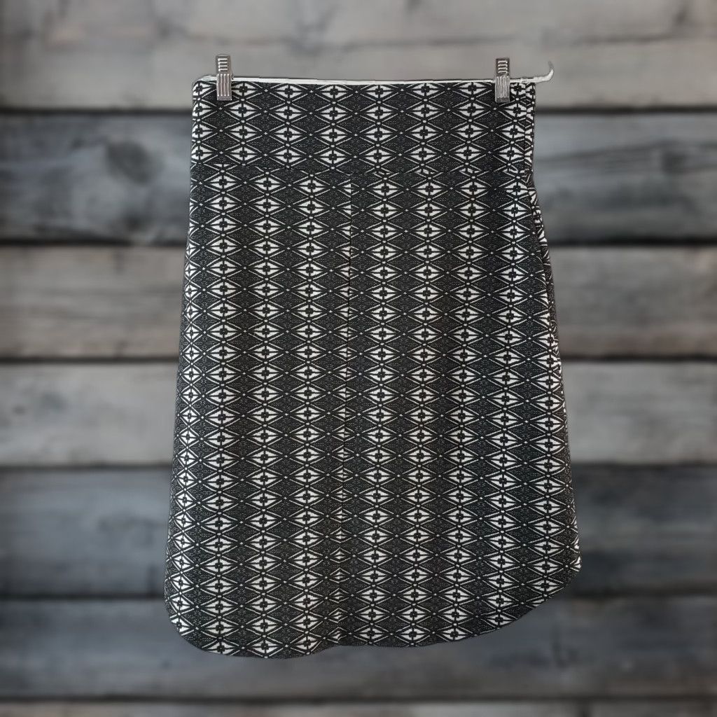 KAVU Kavu Skirt S Black White Geometric Pull On Casual Women Subcategory: Skirt Regular Size Small Pattern: Geometric 26" Length 15.5" Waist Size 28" / US 6 / IT 42 - 1 Thumbnail