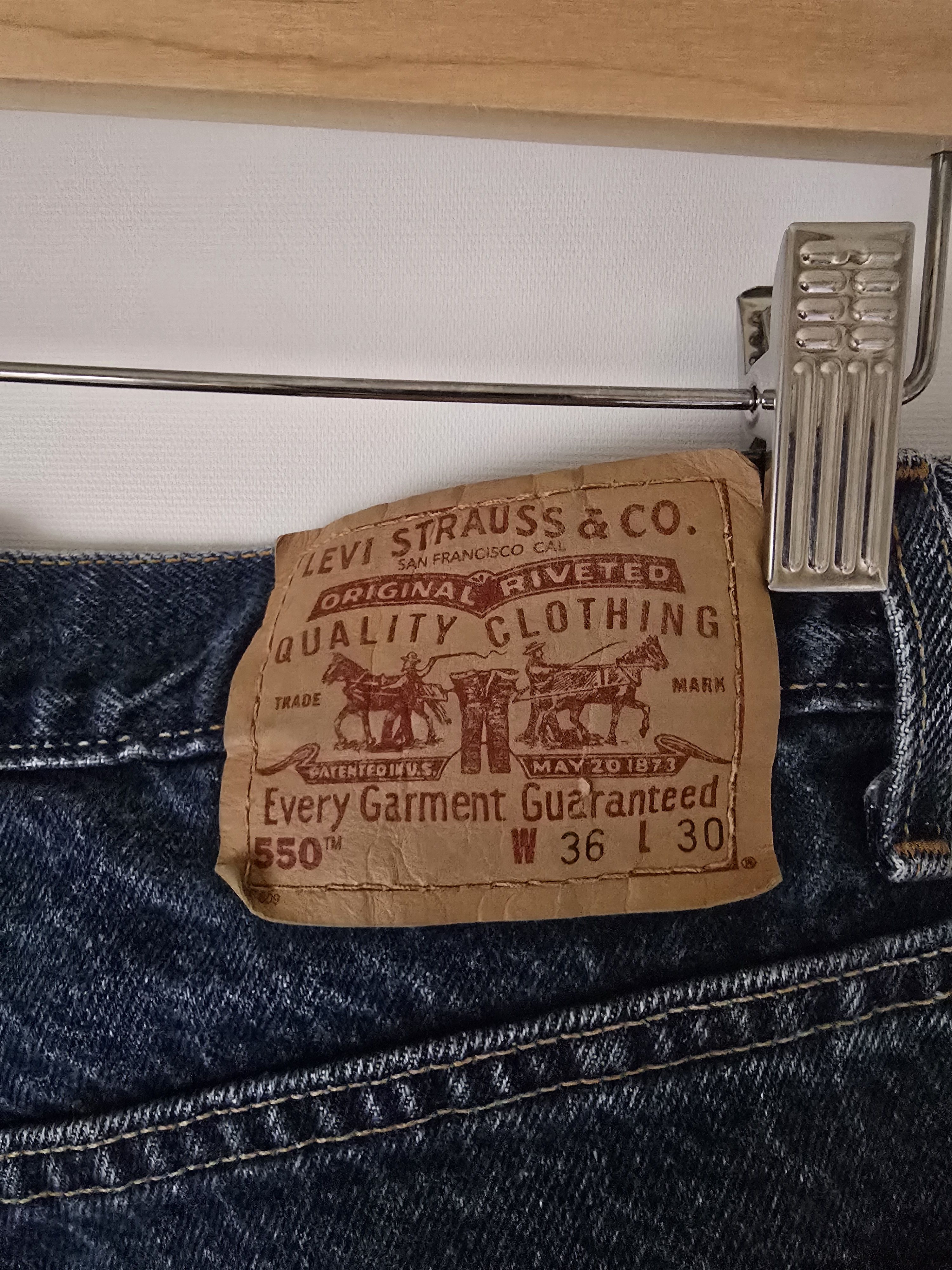 Levi's VINTAGE 1994 MEN'S 550 DARK WASH DENIM JEANS Size US 36 / EU 52 - 3 Thumbnail