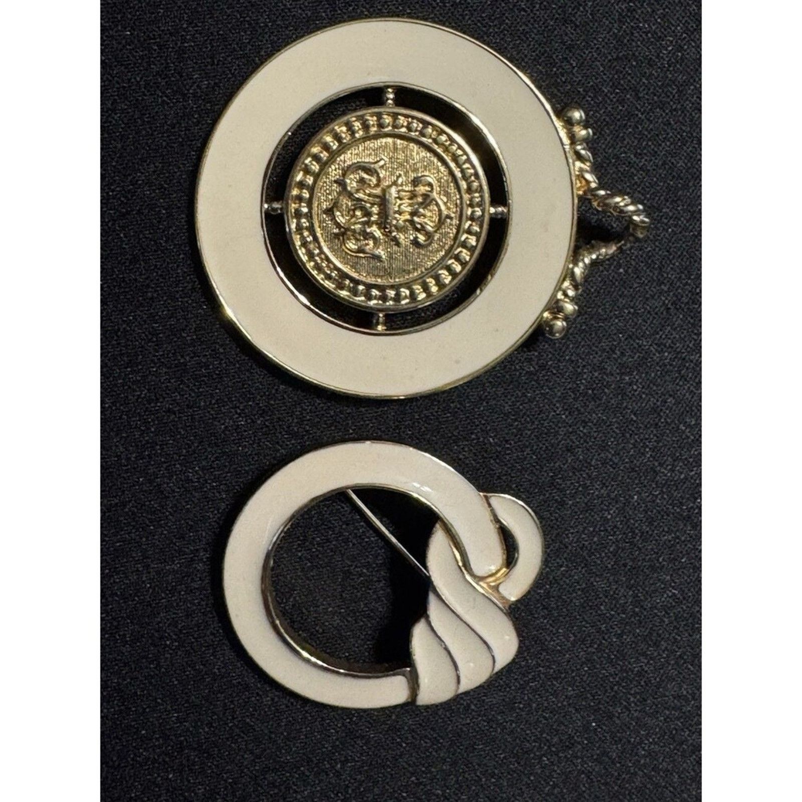 Monet 2 Monet Gold Tone/Enamel Brooch Coat Of Arms Pendant EUC Size ONE SIZE - 4 Thumbnail