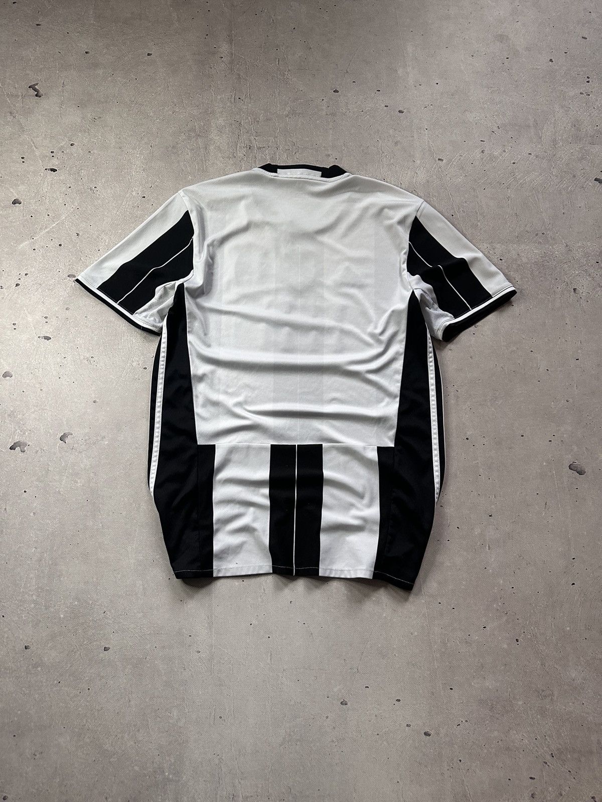Adidas FC Juventus 2015 Home Adidas Football Shirt Size US M / EU 48-50 / 2 - 7 Thumbnail
