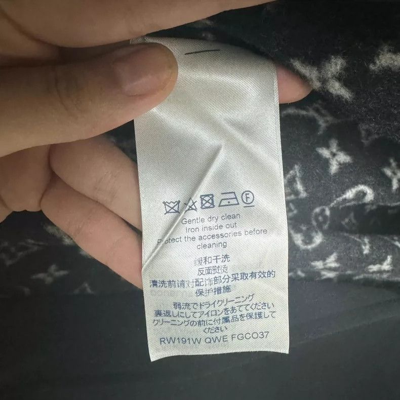 Louis Vuitton Louis Vuitton Solid color coat with full logo inside coat Size XS / US 0-2 / IT 36-38 - 4 Thumbnail