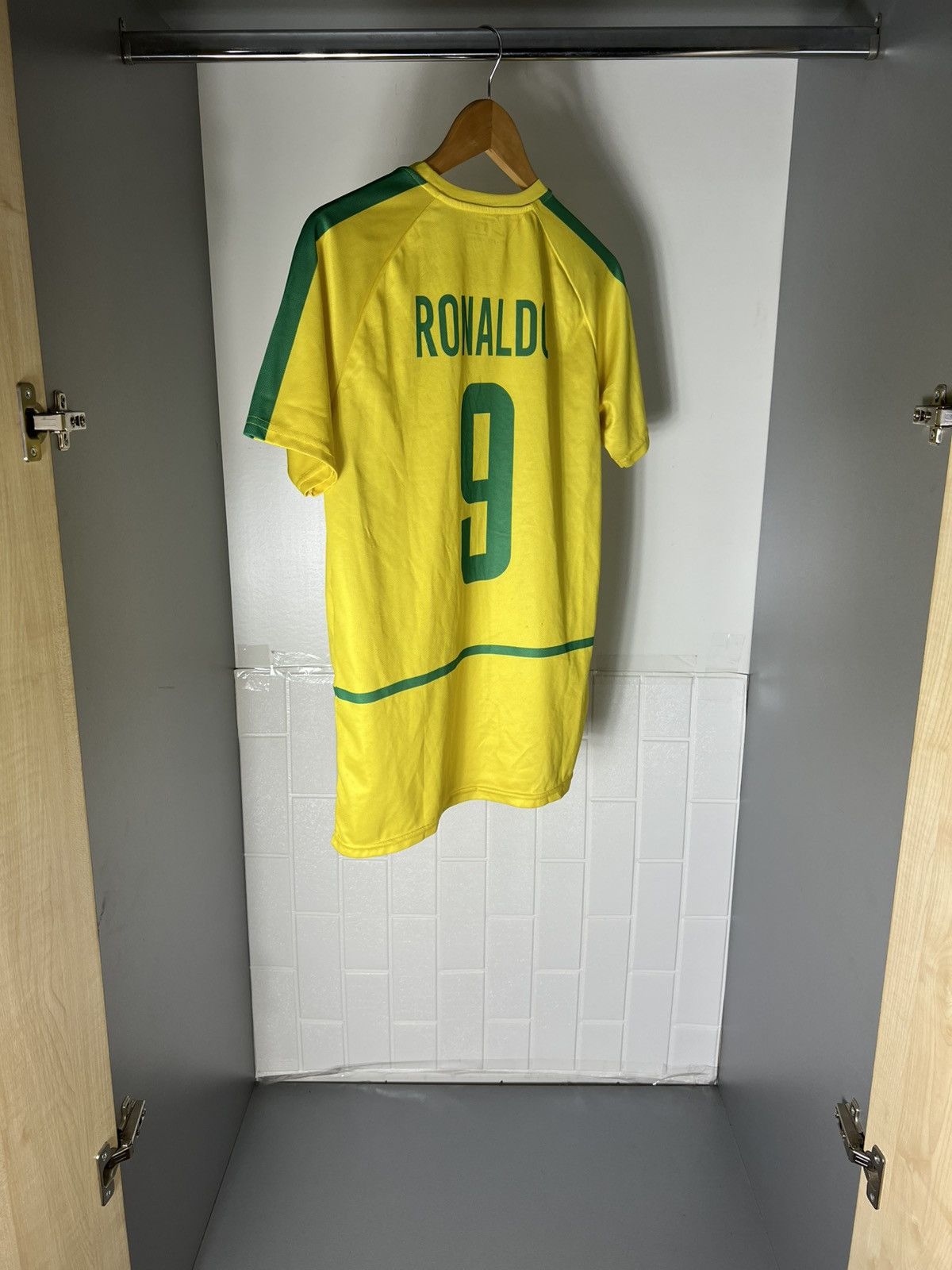 Vintage VERY RARE BRAZIL RETRO SOCCER JERSEY RONALDO BLOKE Y2K 90s Size US M / EU 48-50 / 2 - 21 Thumbnail