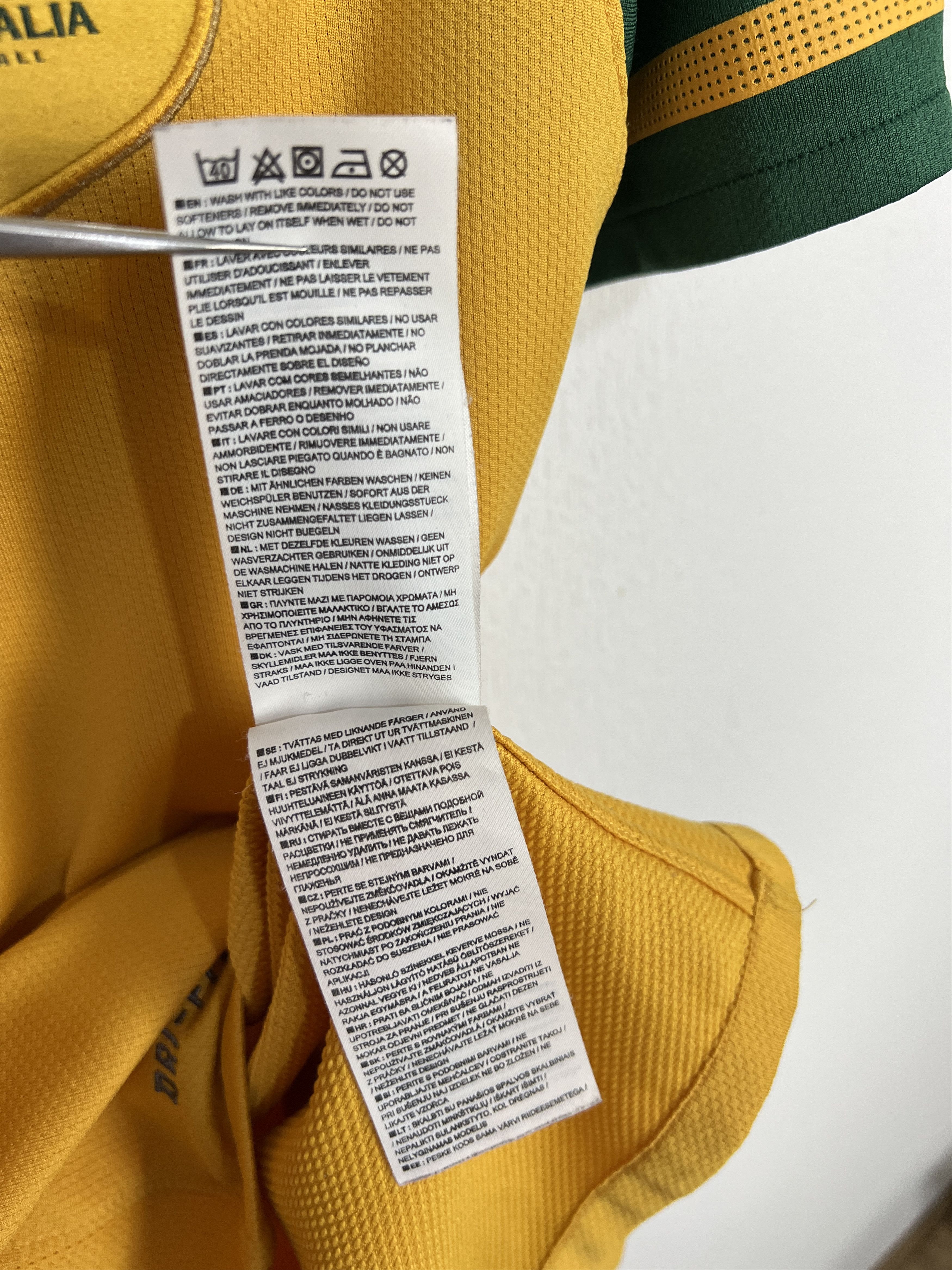 Nike Australia Home football shirt 2010 Soccer Nike Jersey Men Size US L / EU 52-54 / 3 - 13 Thumbnail