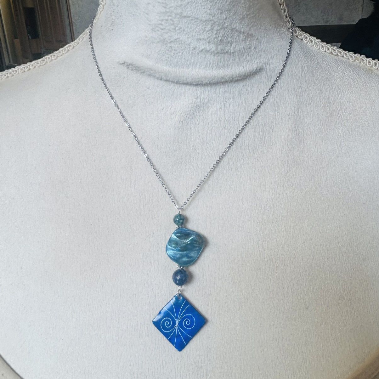Handmade Handcrafted sodalite dyed shell dragon vein agate necklace Size ONE SIZE - 3 Thumbnail
