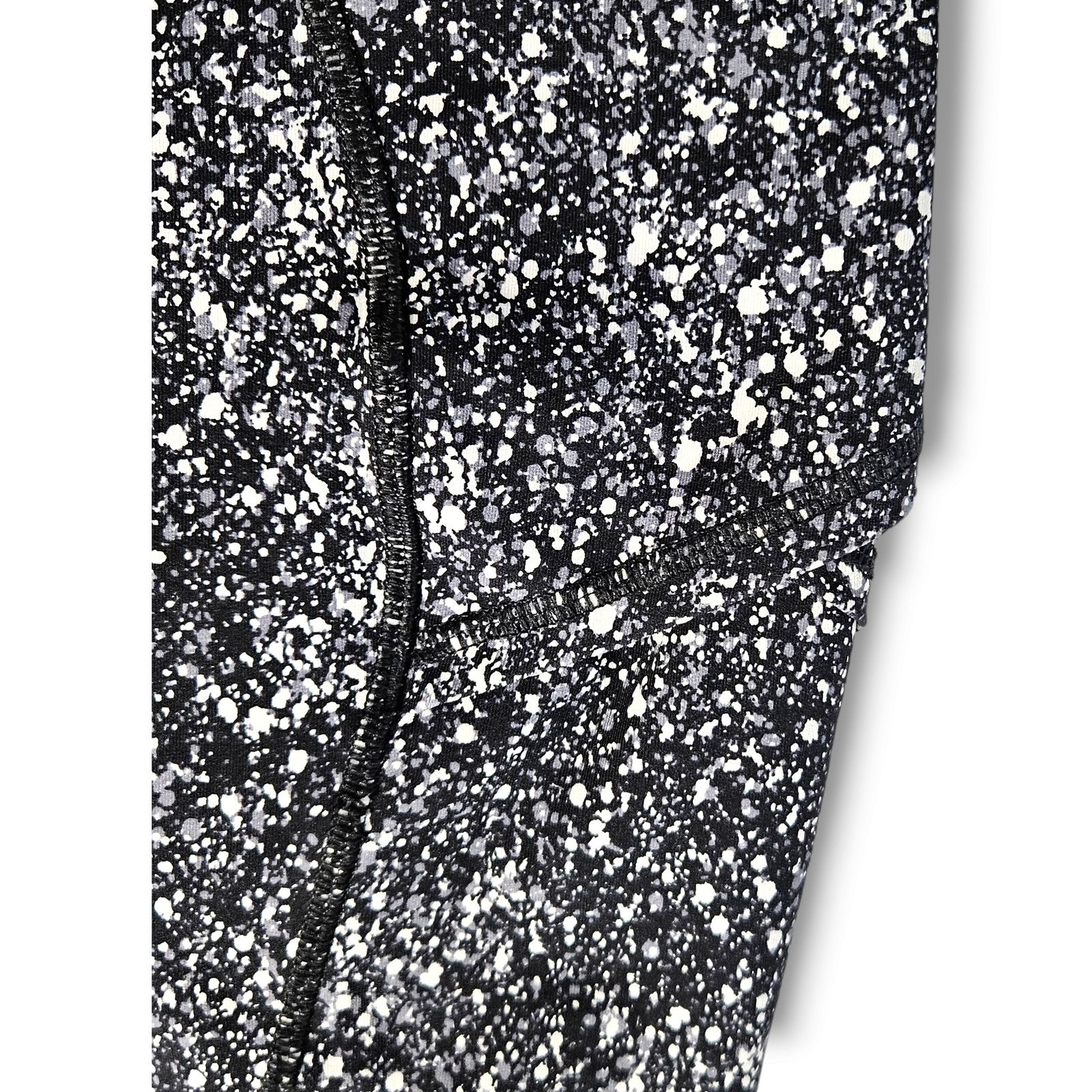 Lululemon EUC Lululemon Outrun High-Rise Mesh Insert Crop Sz. 4 Size 27" / US 4 / IT 40 - 8 Thumbnail