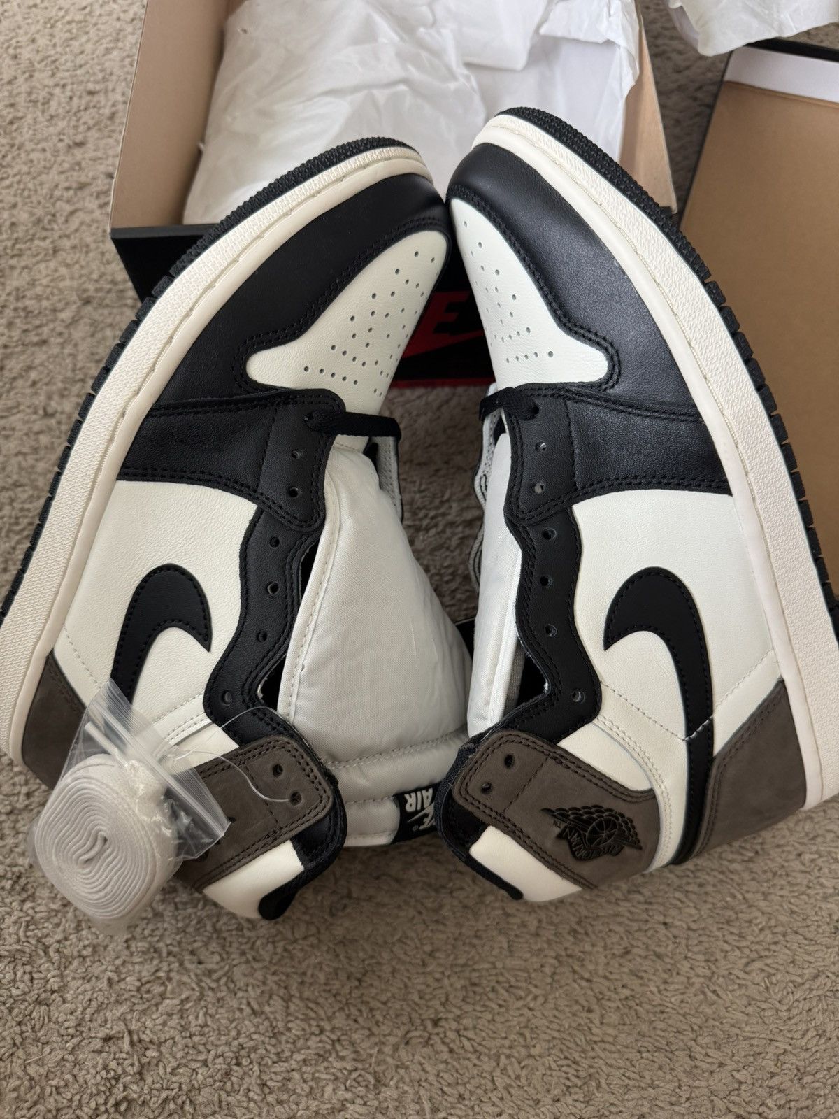 Jordan Brand Mocha Jordan 1 high Size US 10 / EU 43 - 2 Thumbnail