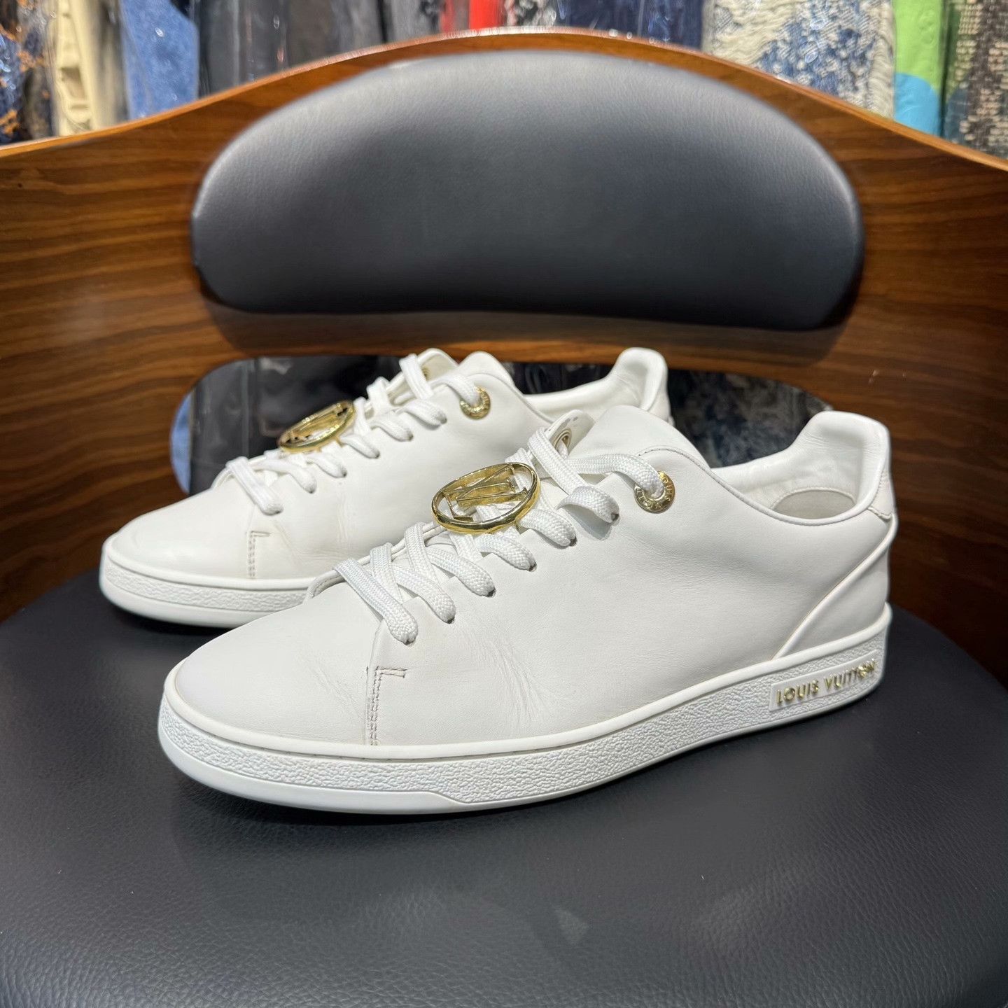 Louis Vuitton Louis Vuitton White Lowtop Sneakers 35 Women Size US 5 / IT 35 - 1 Thumbnail