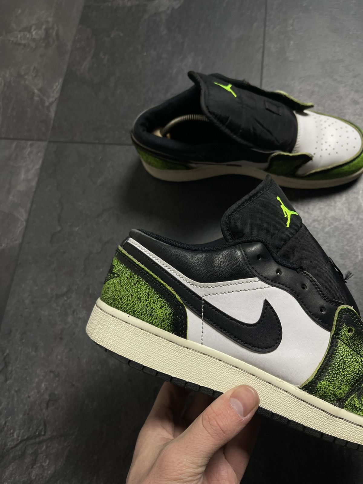 Streetwear Nike Air Jordan 1 Low SE GS Black/Green Size US 7 / EU 40 - 2 Thumbnail