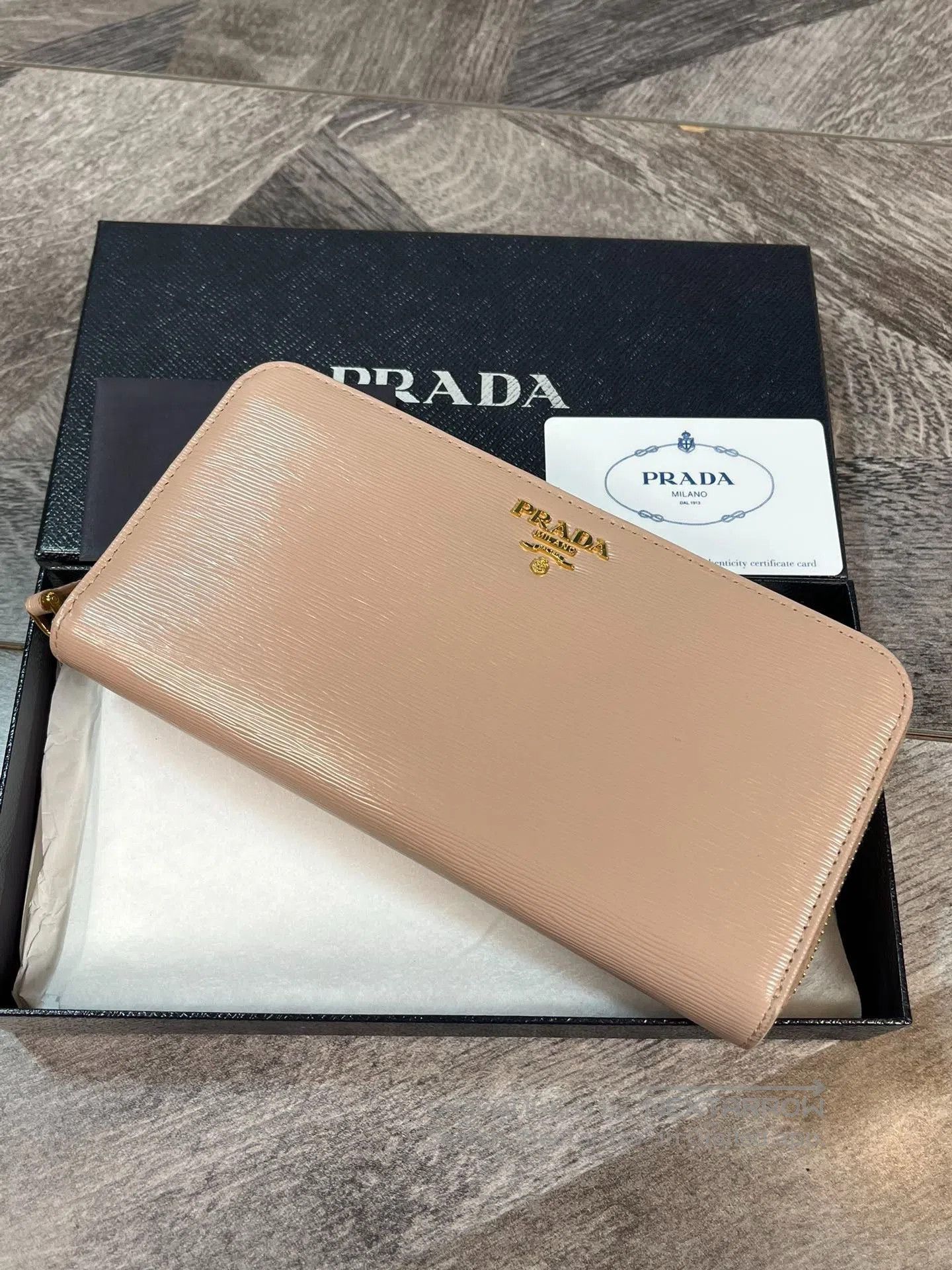 Prada Prada Classic Long Zip Wallet Clutch. Size ONE SIZE - 1 Thumbnail