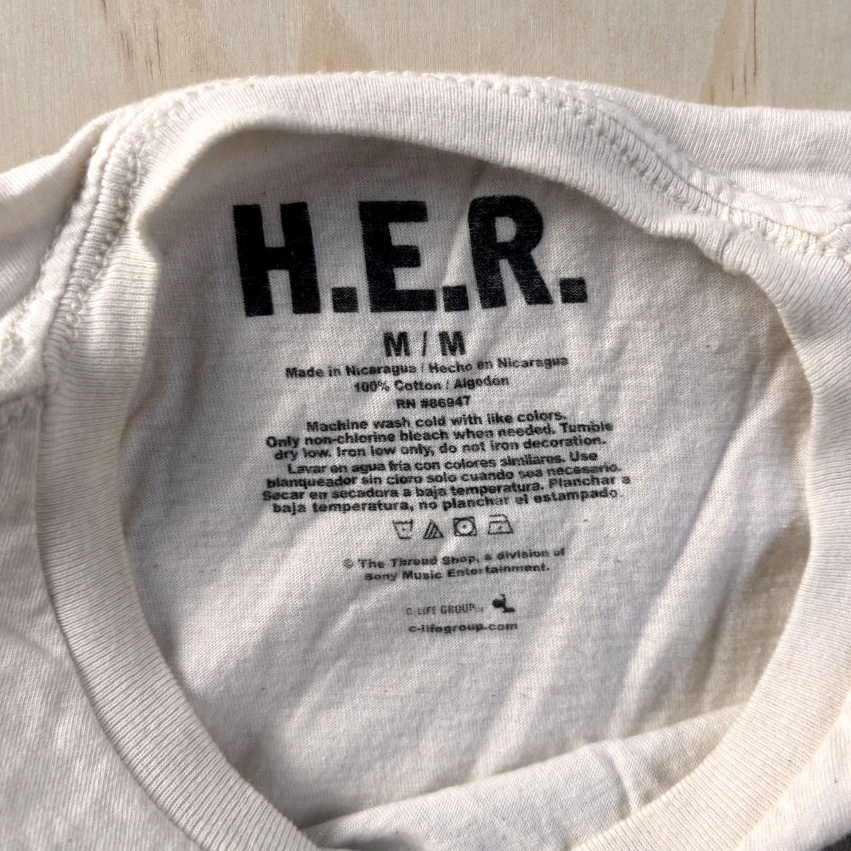 Vintage H.E.R. Shirt Mens Medium White Photo Collage Graphic Tee T-Shirt R&B Music Size US M / EU 48-50 / 2 - 3 Thumbnail